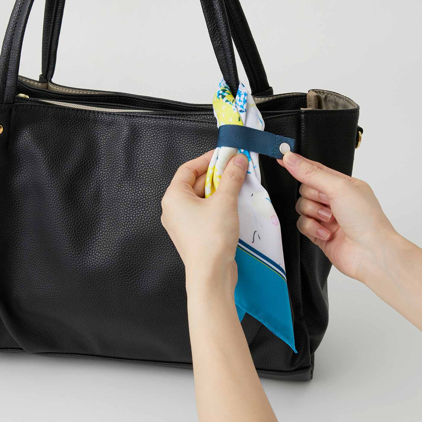 L'AMIPLUS［ラミプリュス］|ラミプリュス×ユニカラート 急な買い物も安心 結んでお出かけ スカーフエコバッグの会|バッグの持ち手に引っ掛けリボンテープを巻き付けて、スナップボタンを留めます。