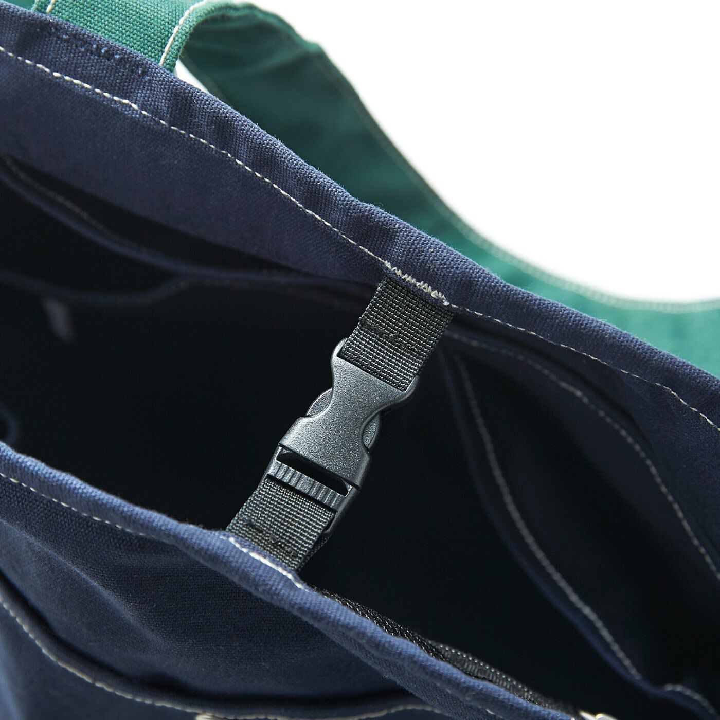 USEDo|古着屋さんで見つけたようなたっぷり収納キャンバスバッグの会|留め具で閉じられる仕様なので安心。