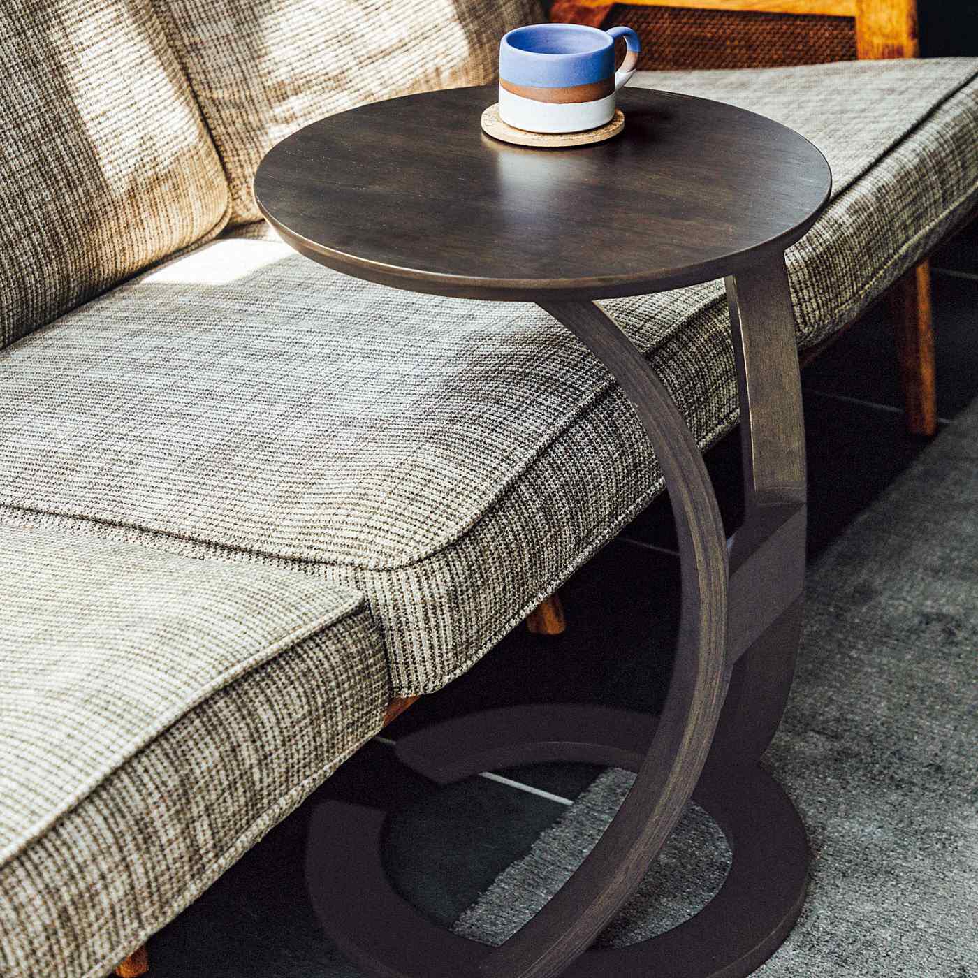 USEDo|アンティークな佇（たたず）まい　ソファに差し込んでも使える ラウンドカフェテーブル〈コーヒーブラック〉