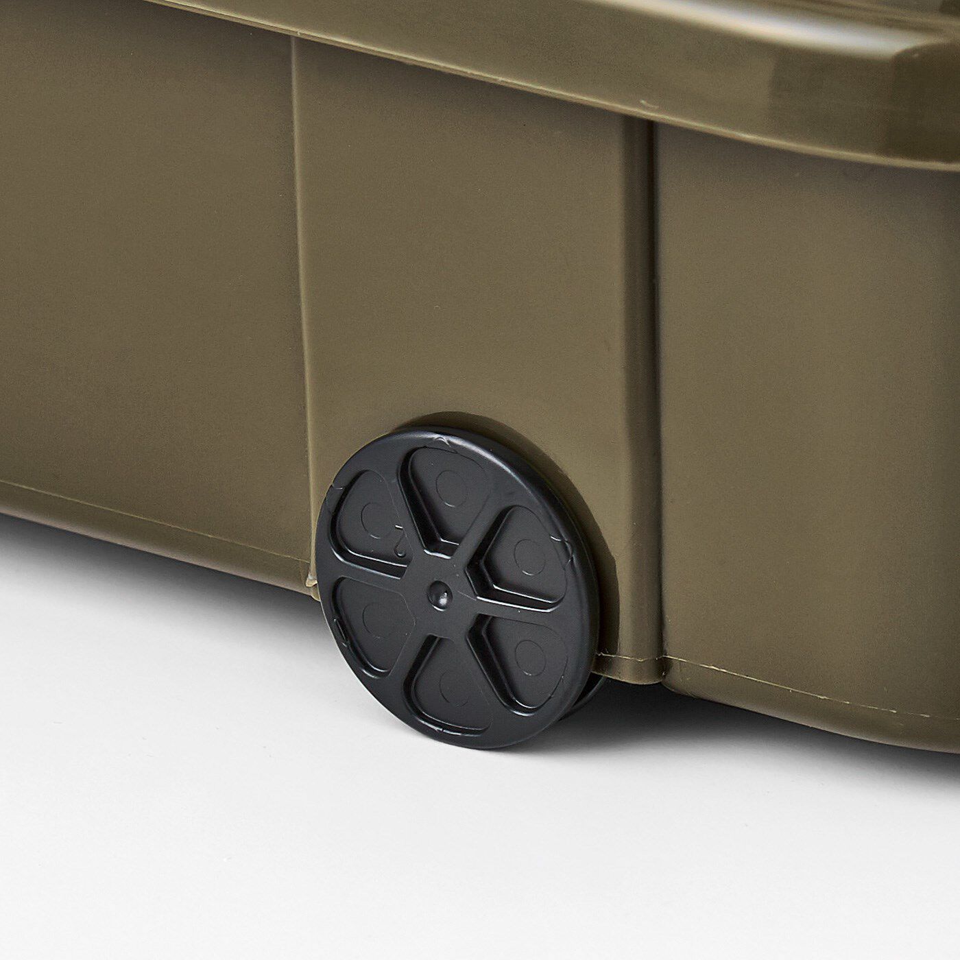 USEDo|トランクのようなプラスティック クローズケース〈ユーズドオリーブ〉の会|ソファの下などから出し入れしやすいキャスター付き。