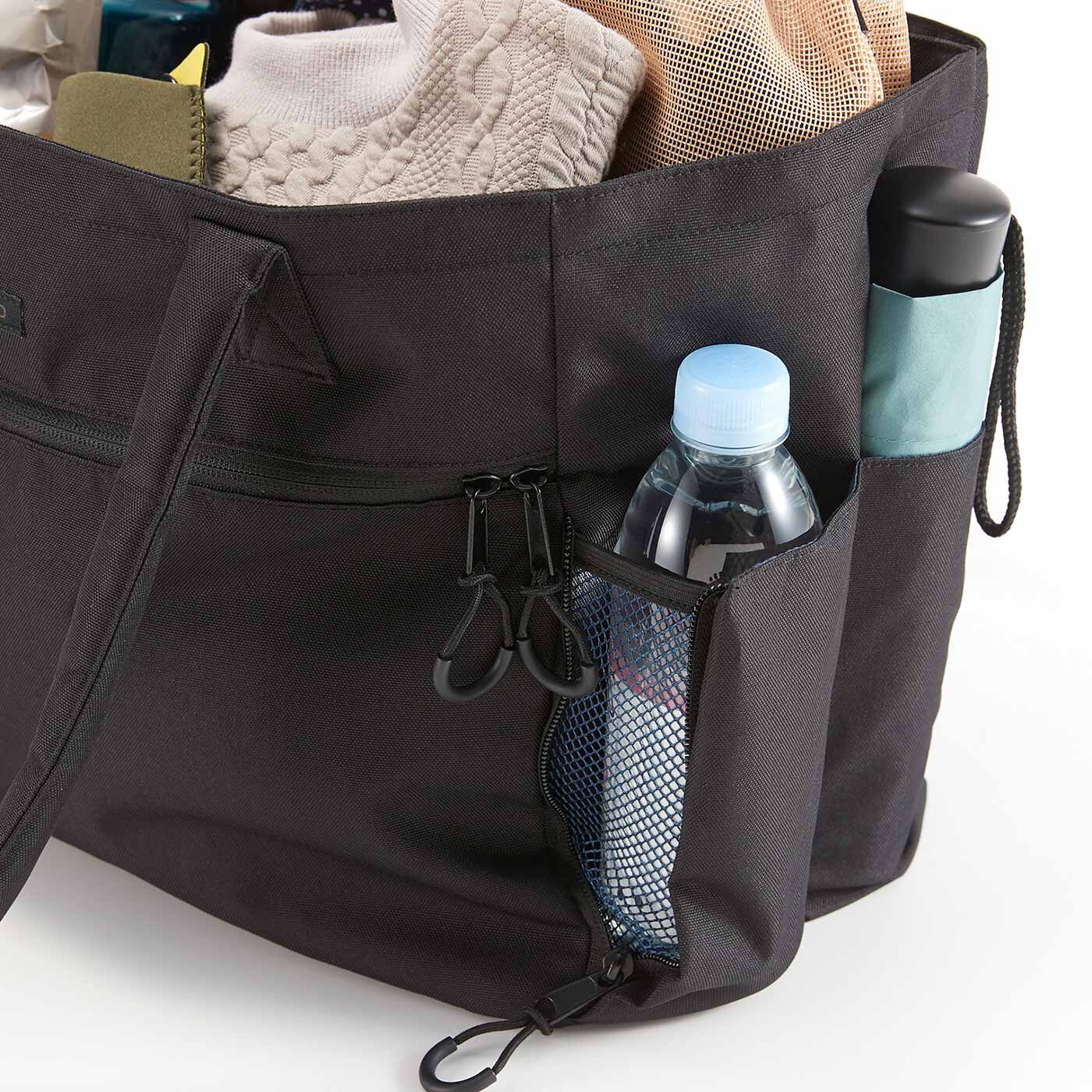 USEDo|軽くて大容量 ポケットたくさん撥水（はっすい）トートバッグ〈シティーレッド〉|両側にサイドポケット付き。右のサイドポケットにはペットボトル、折りたたみ傘も入ります。※写真は〈アーバンブラック〉です。