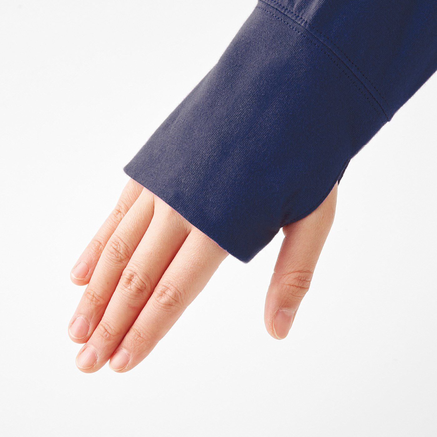 USEDo|薄手カットソー素材のクレイジーパターン吸水速乾＆UVカットパーカー〈ブルー〉|サムホールに親指を通せば、手の甲まで日差しをガード。