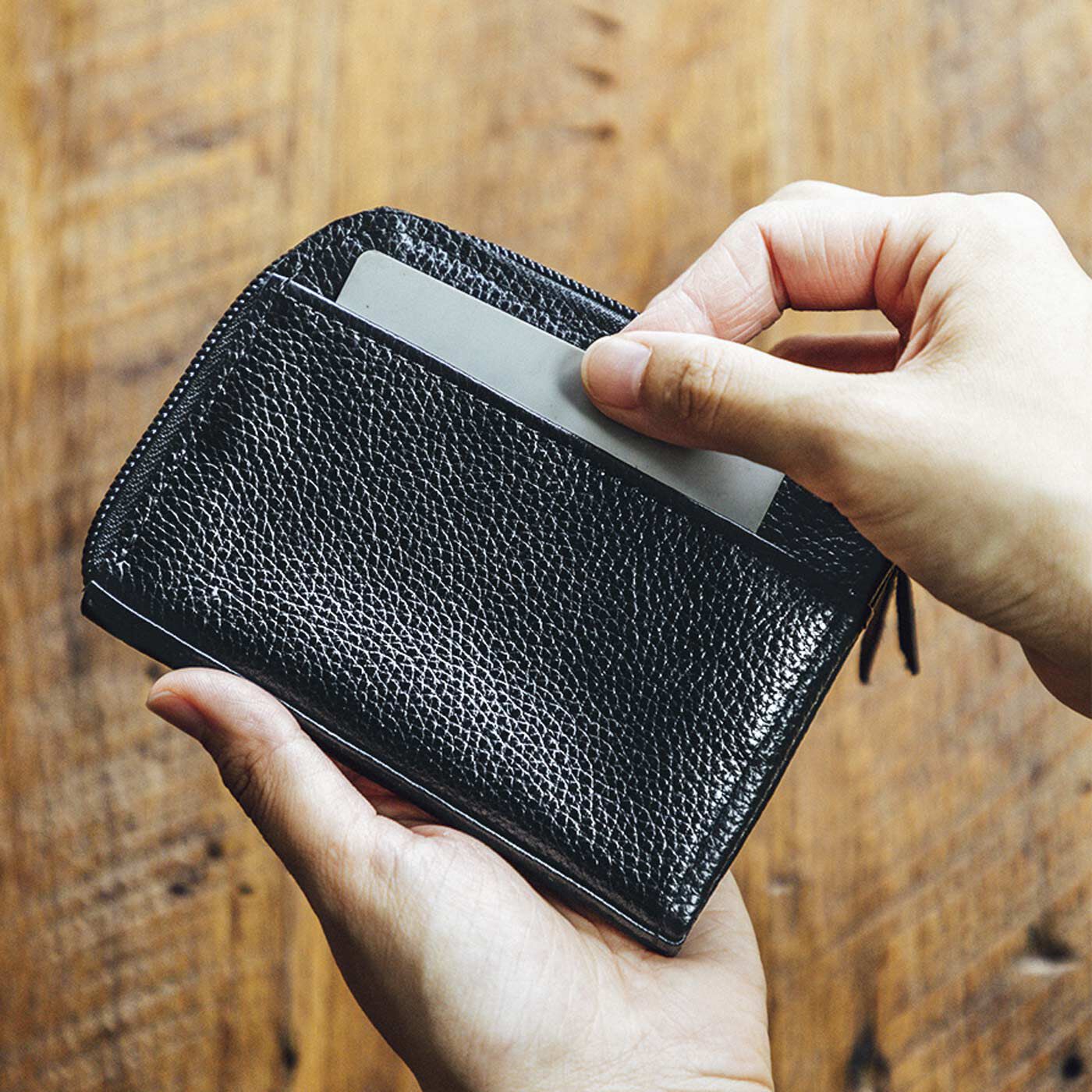 USEDo|ちょうどいい大きさが手になじむ　本革ミニマム財布〈ノーブルブラック〉|手のひらに収まるサイズ感。
