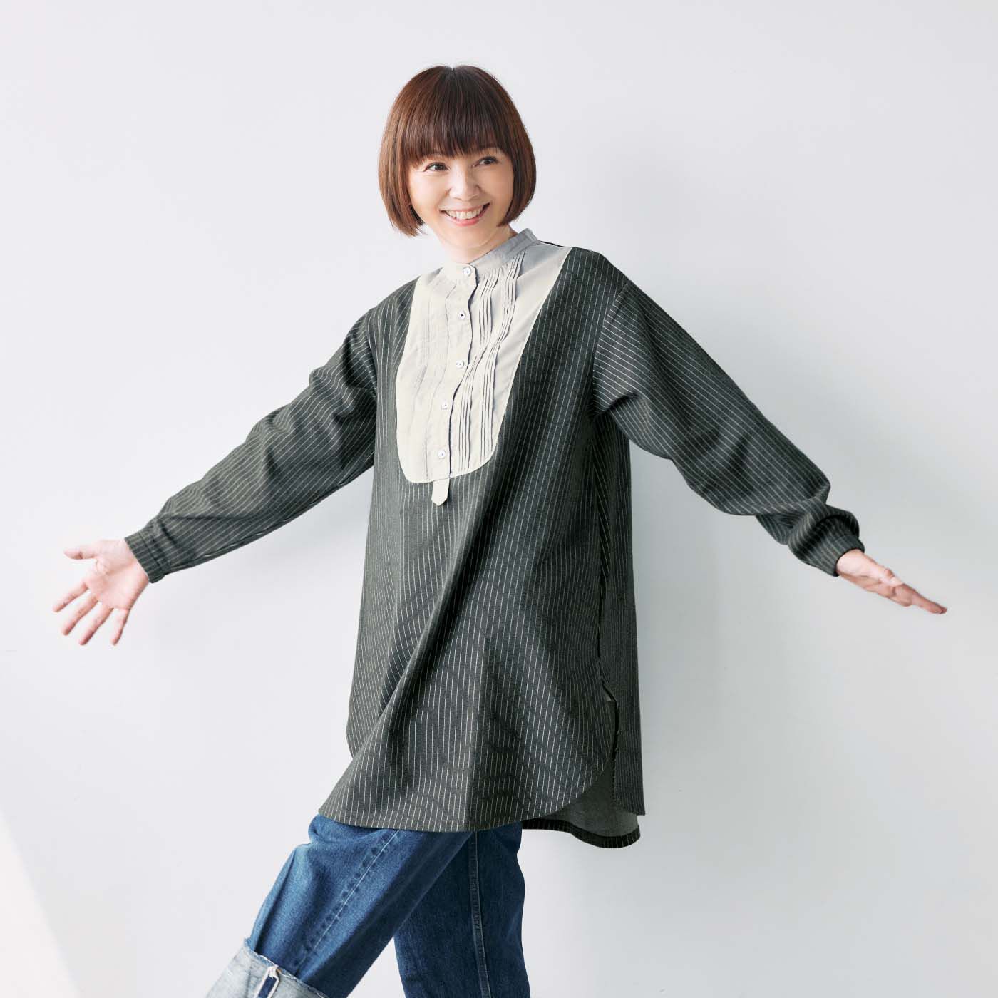 frauglatt［フラウグラット］|大人の女史会×frauglatt　顔うつり華やかレフ板チュニック〈艶（つや）グレー〉|前ボタンが全開しないプルオーバー仕様だから、おなかまわりにすき間風が入らずふんわりあったか。