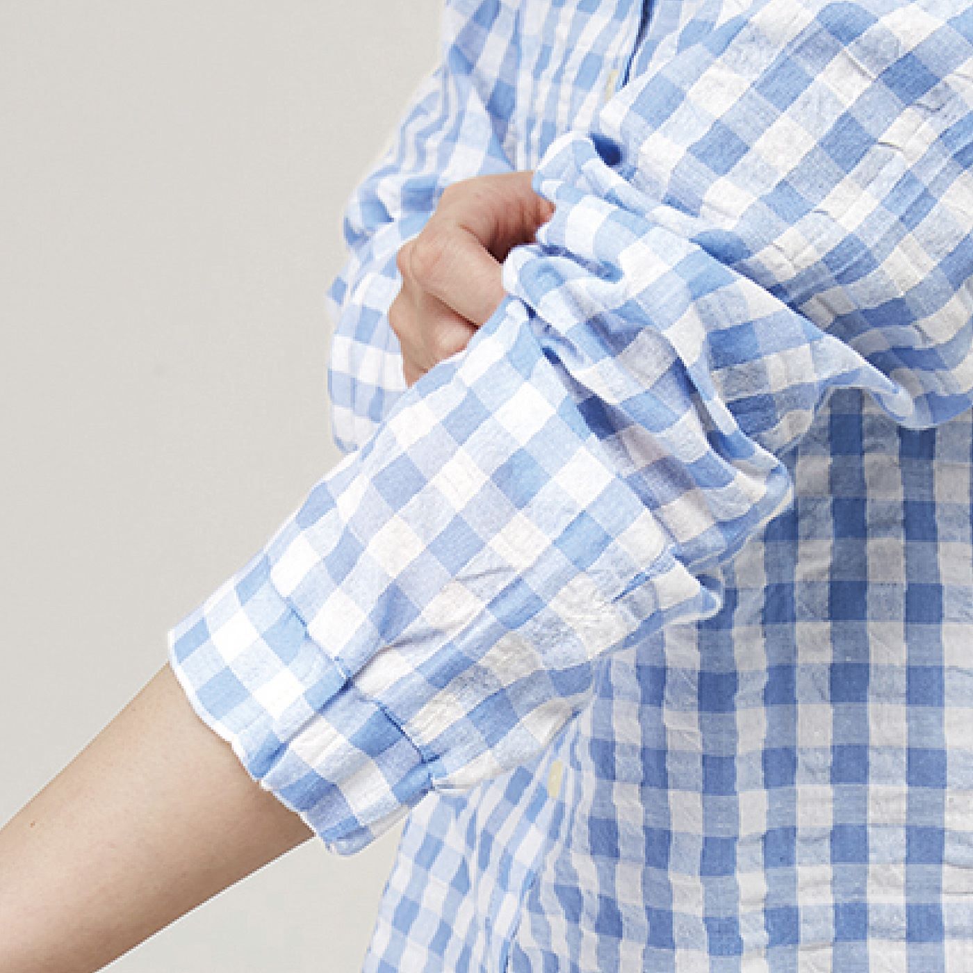 frauglatt|フラウグラット　らくちんきれい ふわぽこ素材の 3-WAY軽やかチェックシャツ〈UV対策〉の会|カフス風の袖は、後ろにゴム入りでプッシュアップがスムーズ。