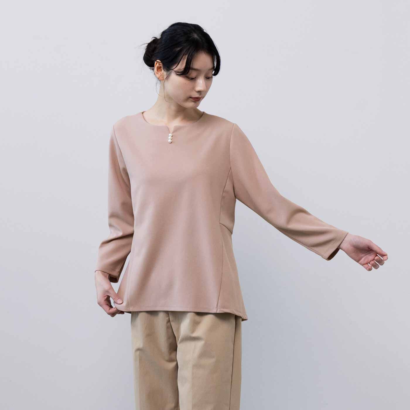 frauglatt|フラウグラット　パールアクセ風ボタンで華やぐ♪ らくちんきれいなひらりトップスの会|開きすぎずきれいに見えるネックラインと、斜め切り替えですっきり見え。