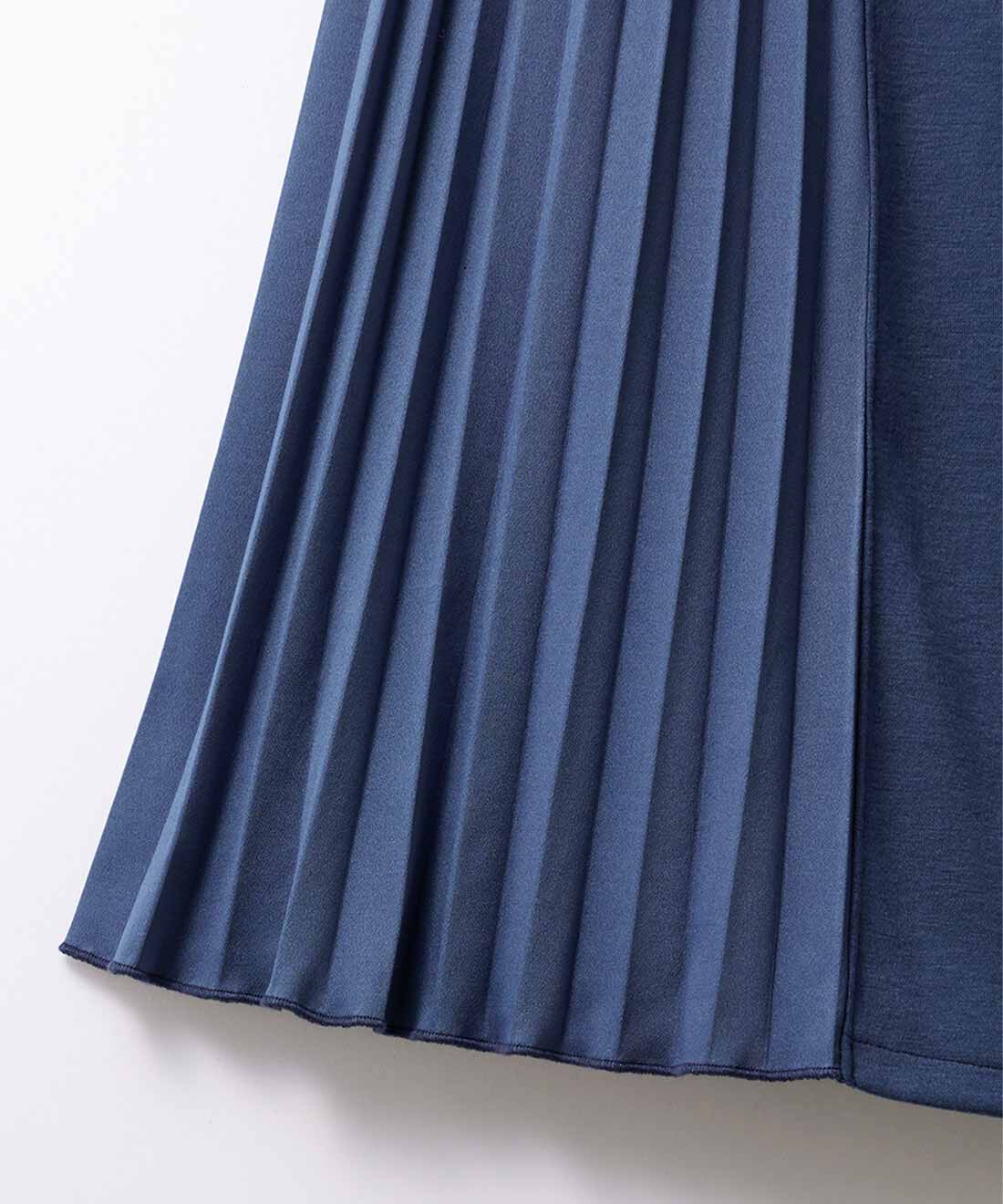 frauglatt|フラウグラット 揺れて華やか♪ 細見せプリーツワンピースの会|つややかな表情のカットソーにプリーツ加工をほどこしました。