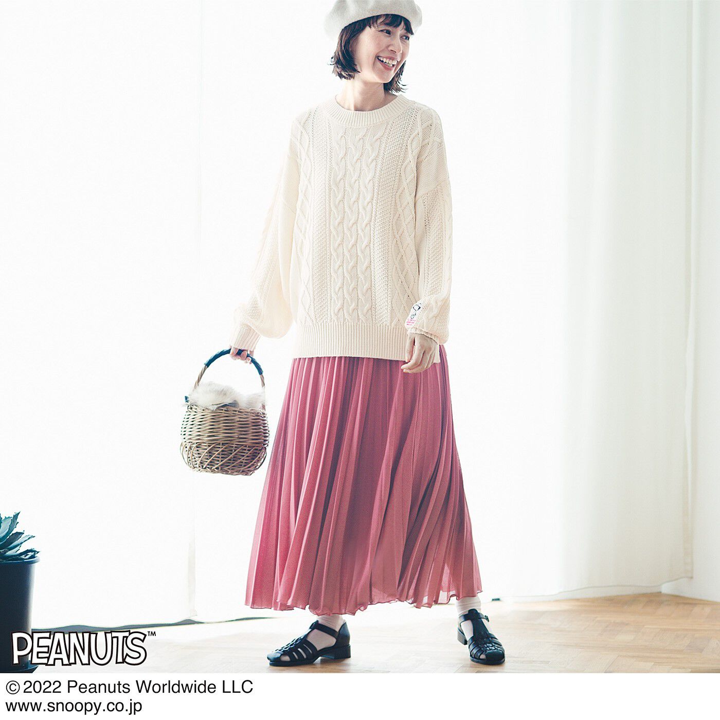 frauglatt|フラウグラット　PEANUTSフレンズ 編み柄ですっきり見え 大人の定番ホワイトニット〈スヌーピー〉|きれい色のスカートと合わせて、お出かけコーデ。