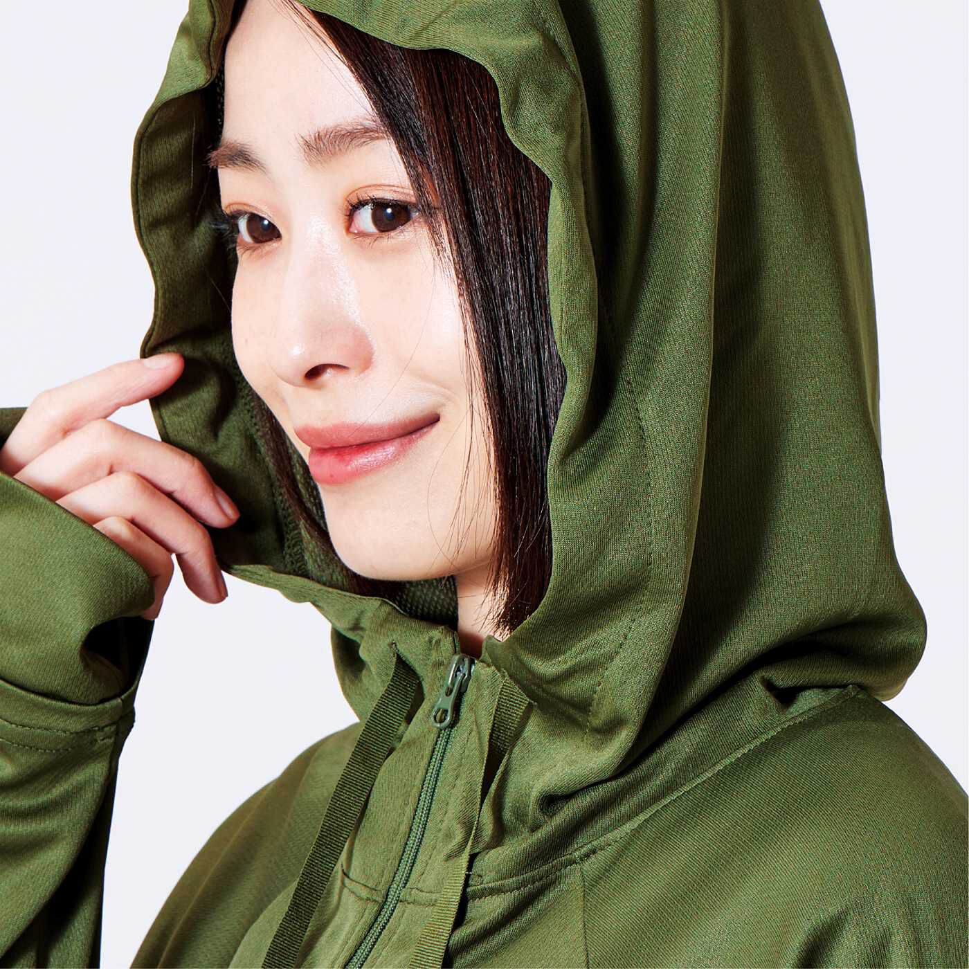 frauglatt［フラウグラット］|フラウグラット　シルエットが楽しめる♪　ラッシュガード素材のスタイルアップロングジップパーカー〈UV対策/吸水速乾〉の会|ファスナーを閉じれば首もとを日差しからガードする衿高設計。