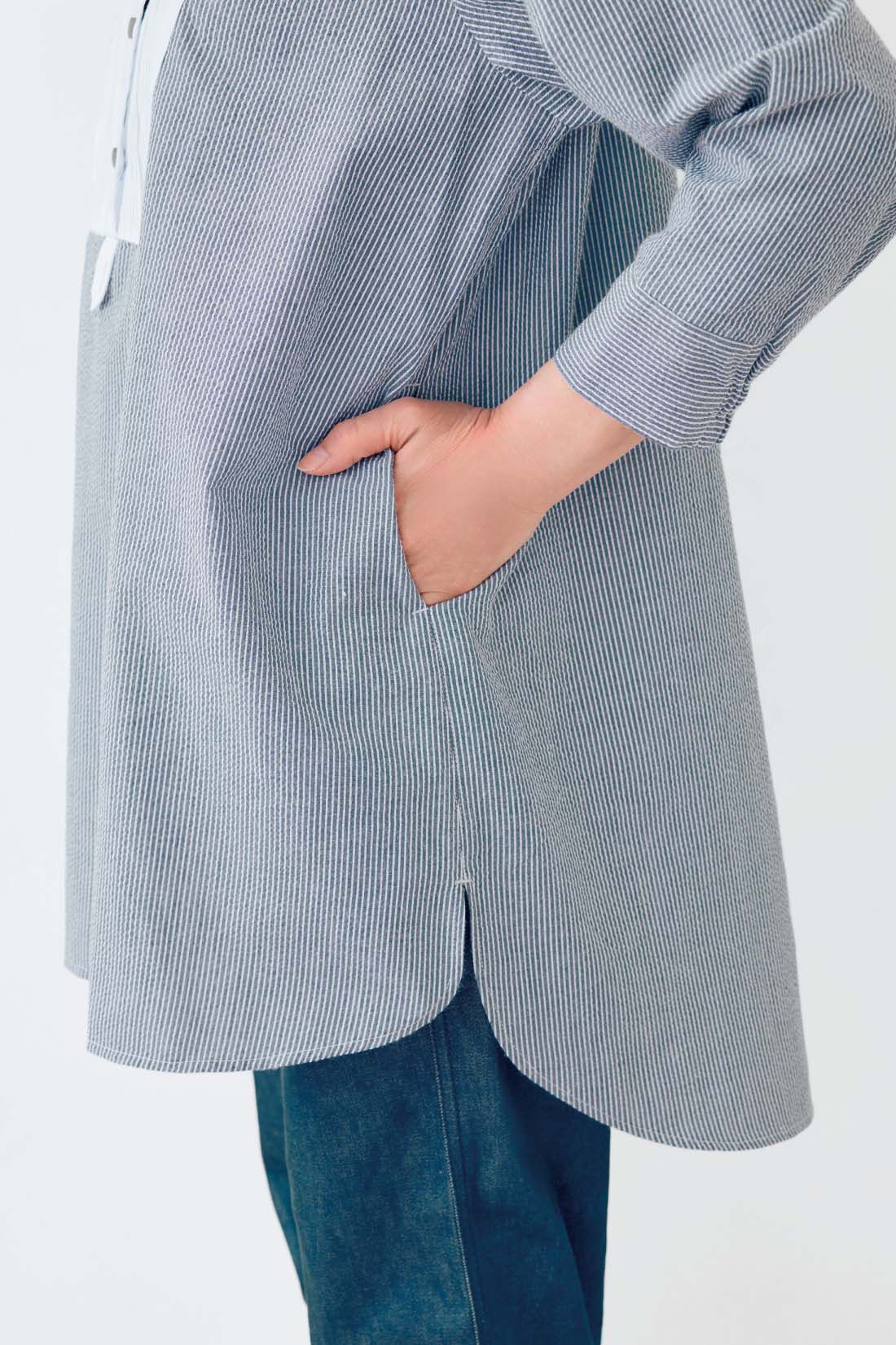 【6月分以降お届け】大人の女史会×frauglatt　顔うつり華やぐブザム切り替え レフ板チュニックシャツ|前後差のあるサイドスリットが作る視覚マジックが、すらりと伸びた美脚をアピール。360度キレイに見える仕掛けです。ポケット付きなのも大事なポイント!