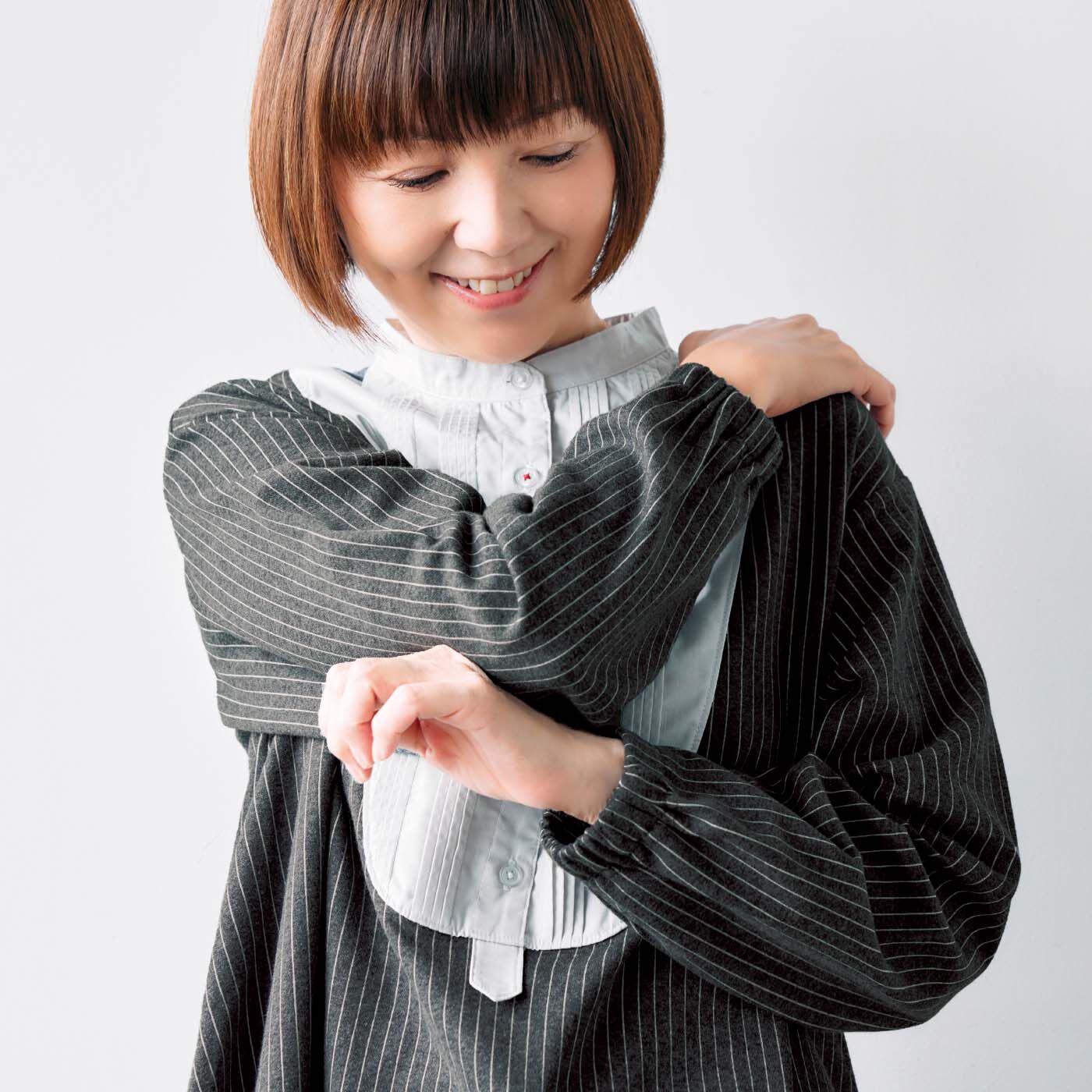 frauglatt［フラウグラット］|大人の女史会×frauglatt　顔うつり華やかレフ板チュニック〈艶（つや）グレー〉|伸びやかなカットソー素材だから、動きやすくて着心地らくちんです。