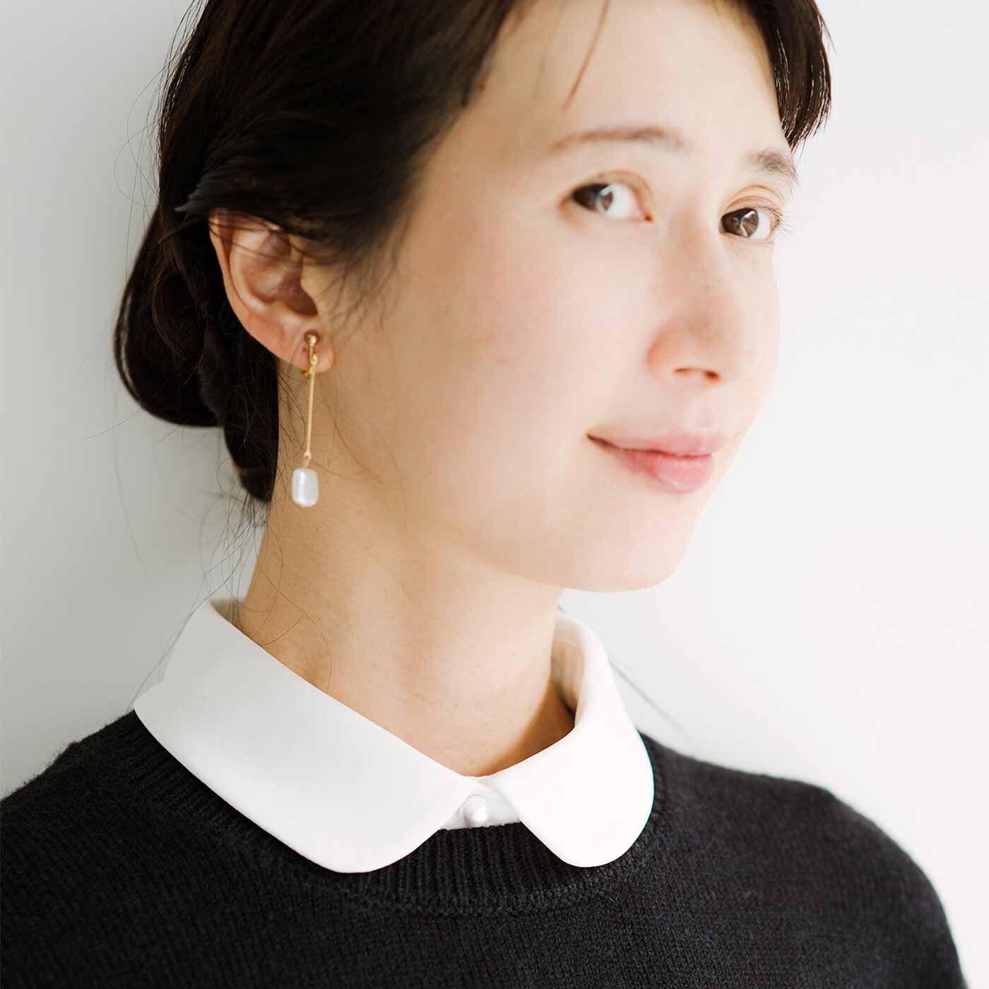 frauglatt|フラウグラット　顔うつり華やか♪ 好印象な白ブラウス風のやわらかつけ衿の会|ちらりと見えるパール調ボタンと、白のレフ板効果で顔うつりよく。