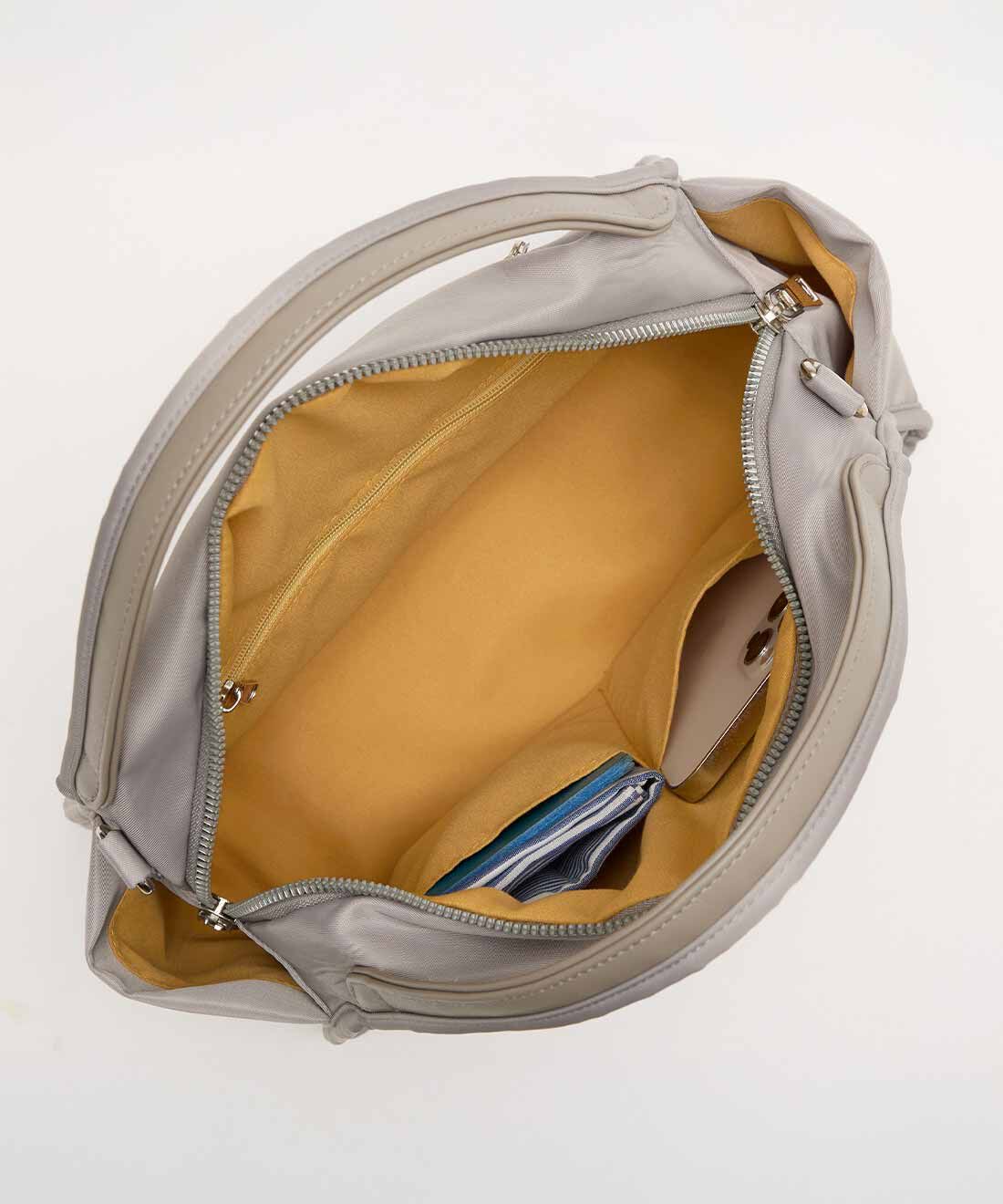 frauglatt［フラウグラット］|フラウグラット きれいめなのにたっぷり入る♪ ころりんフォルム2-WAYショルダーバッグ〈撥水（はっすい）〉の会|内側にはオープンポケットがふたつと、ファスナーポケットがひとつ。