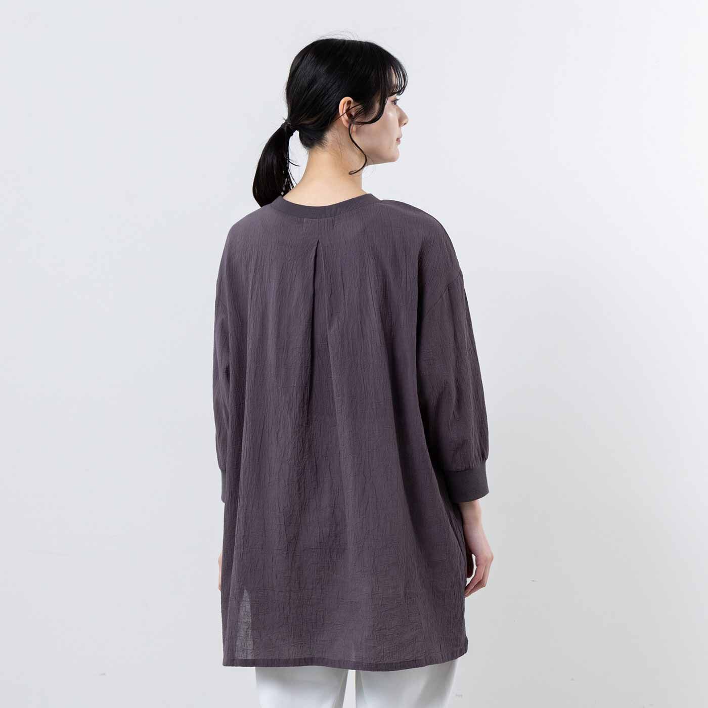 frauglatt［フラウグラット］|フラウグラット 大人のほんのり透け感 コットン100％軽やか布はくのシアーチュニックの会|背中はタックで華やかさをアップ。