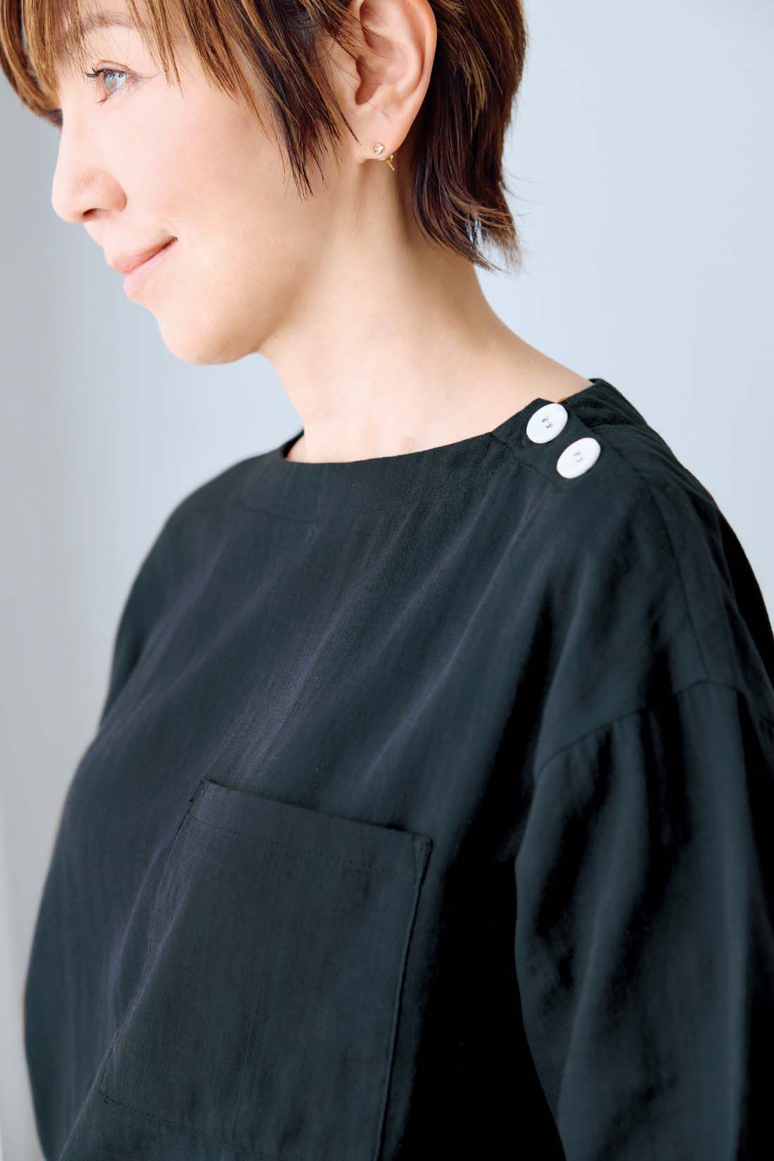 frauglatt［フラウグラット］|【6月分以降お届け】【セット割】大人の女史会×frauglatt　着まわし上手 オールインワン見え ダブルガーゼセットアップ|【トップス】 顔まわりをすっきり見せるシャープなネックラインと、視線を散らす大きめボタンがアクセント。