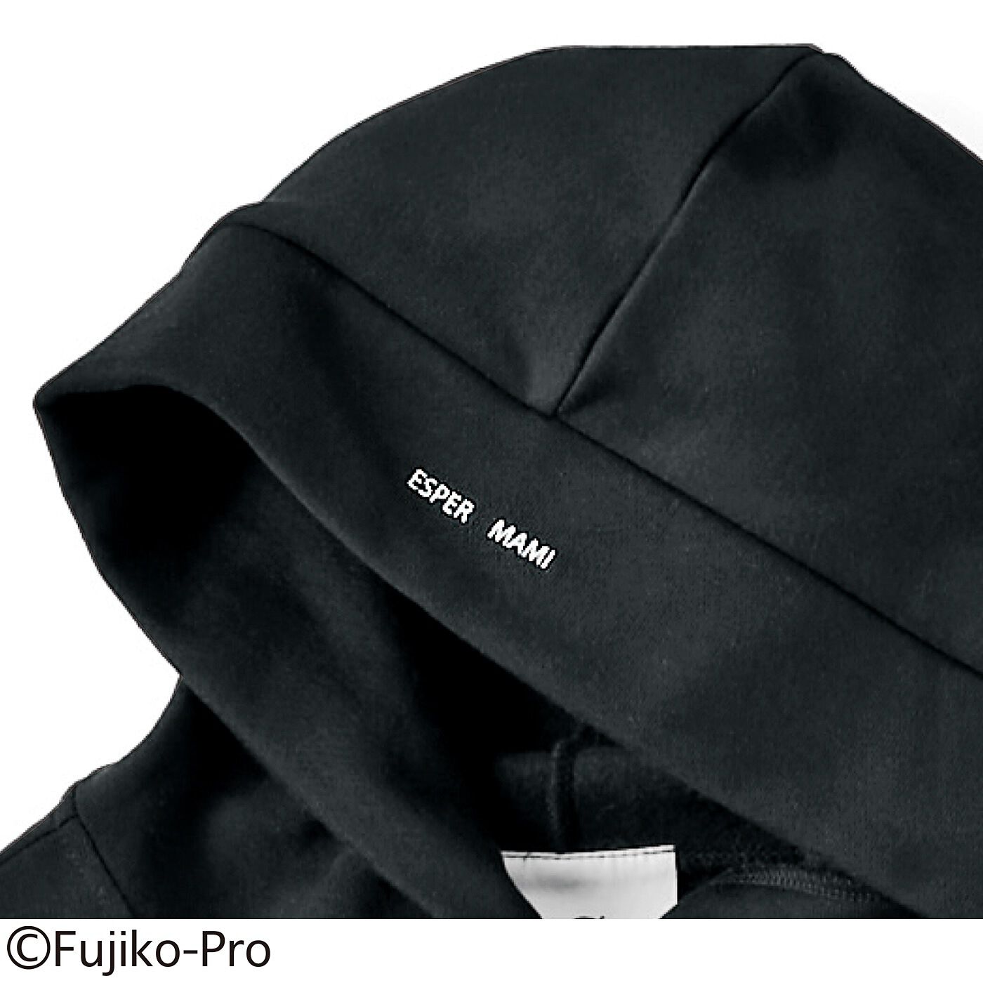 frauglatt|FUJIKO･F･FUJIO 90TH Anniversary　エスパー魔美　全身すっぽりあったか　かるホカ裏起毛ワンピース|フード口には「ESPER MAMI」のロゴプリント。