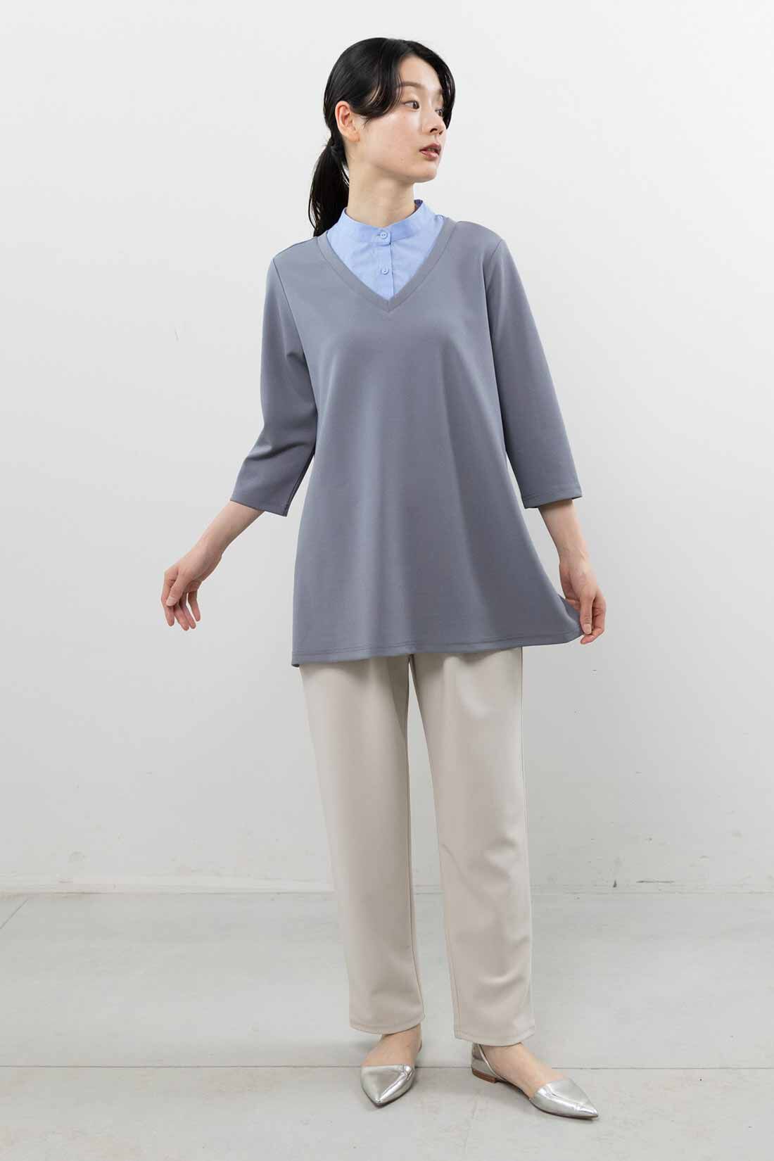 frauglatt［フラウグラット］|フラウグラット　一枚でシャツ重ね着風♪ きちんと見え 伸びやかカットソーチュニックの会|ほんのりAラインシルエットで、体形カバー。Vネックで顔まわりをすっきりとした印象に。ボタンは開閉できる仕様。