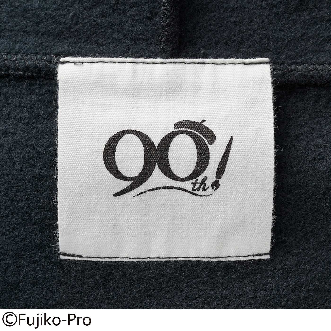 frauglatt|FUJIKO･F･FUJIO 90TH Anniversary　エスパー魔美　全身すっぽりあったか　かるホカ裏起毛ワンピース|ネック部分には90周年記念のプリントタグ付き。