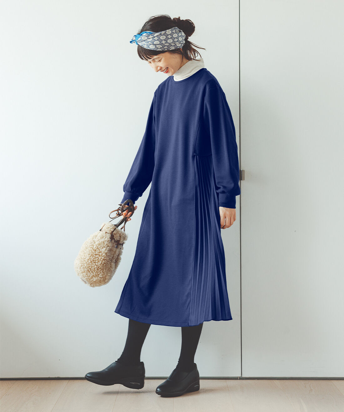 frauglatt|揺れて華やか細見せプリーツ ワンピースと晴雨兼用 パンプス気分で履きやすさ5つ星シューズと揺れて華やか細見せプリーツ ワンピースとオーガニックコットン接結素材のゆるネックトップスとオーガニックコットン接結素材のゆるネックトップスのコーディネート