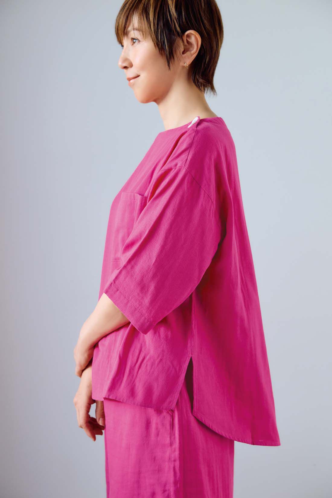 frauglatt［フラウグラット］|【6月分以降お届け】【セット割】大人の女史会×frauglatt　着まわし上手 オールインワン見え ダブルガーゼセットアップ|【トップス】 前は真っすぐ見え、後ろはラウンドなラインにしてメリハリをプラス。サイドスリット入りで前だけインもしやすい。