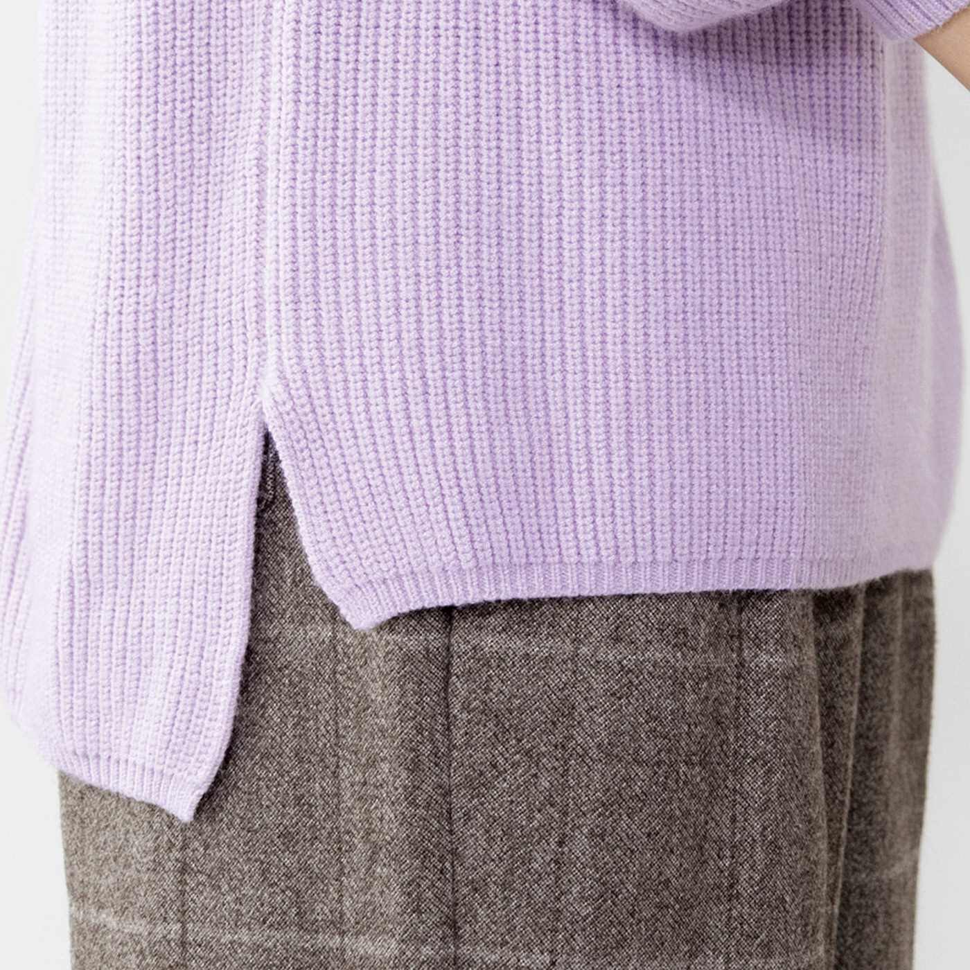 frauglatt|フラウグラット　編み柄ですっきり見え やさしいカラーのふわもっちり ぷっくり袖ニットの会|丈は後ろを少し長くしたデザイン。スリット入りでおなかまわりをきれいに。
