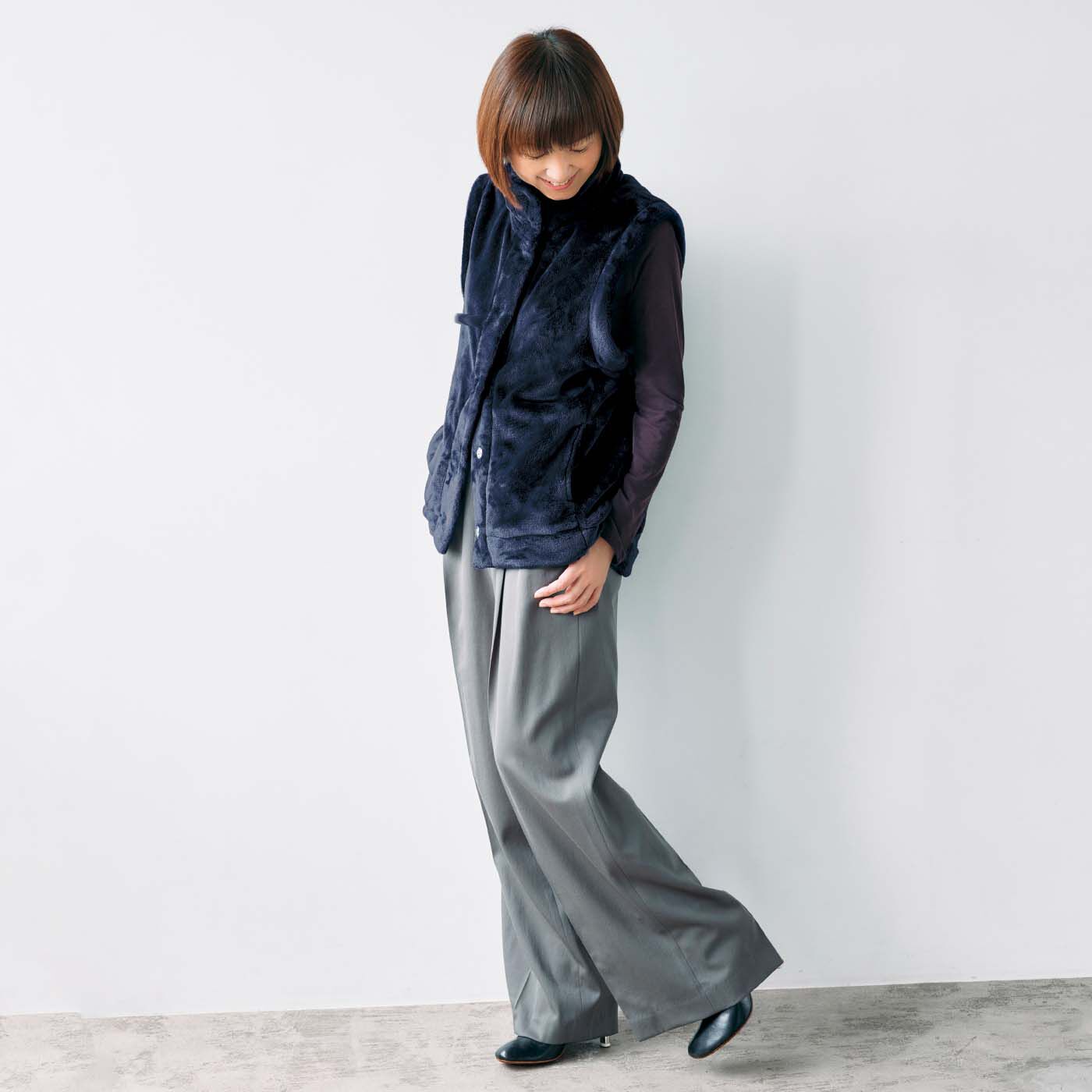 frauglatt|大人の女史会×frauglatt　ハイネック仕上げであったかい 艶（つや）めくとろみボアベスト〈ネイビー〉|すその前後差もポイント。前は座ったときにもたつかず、後ろは腰まですっぽり暖かな長さに。