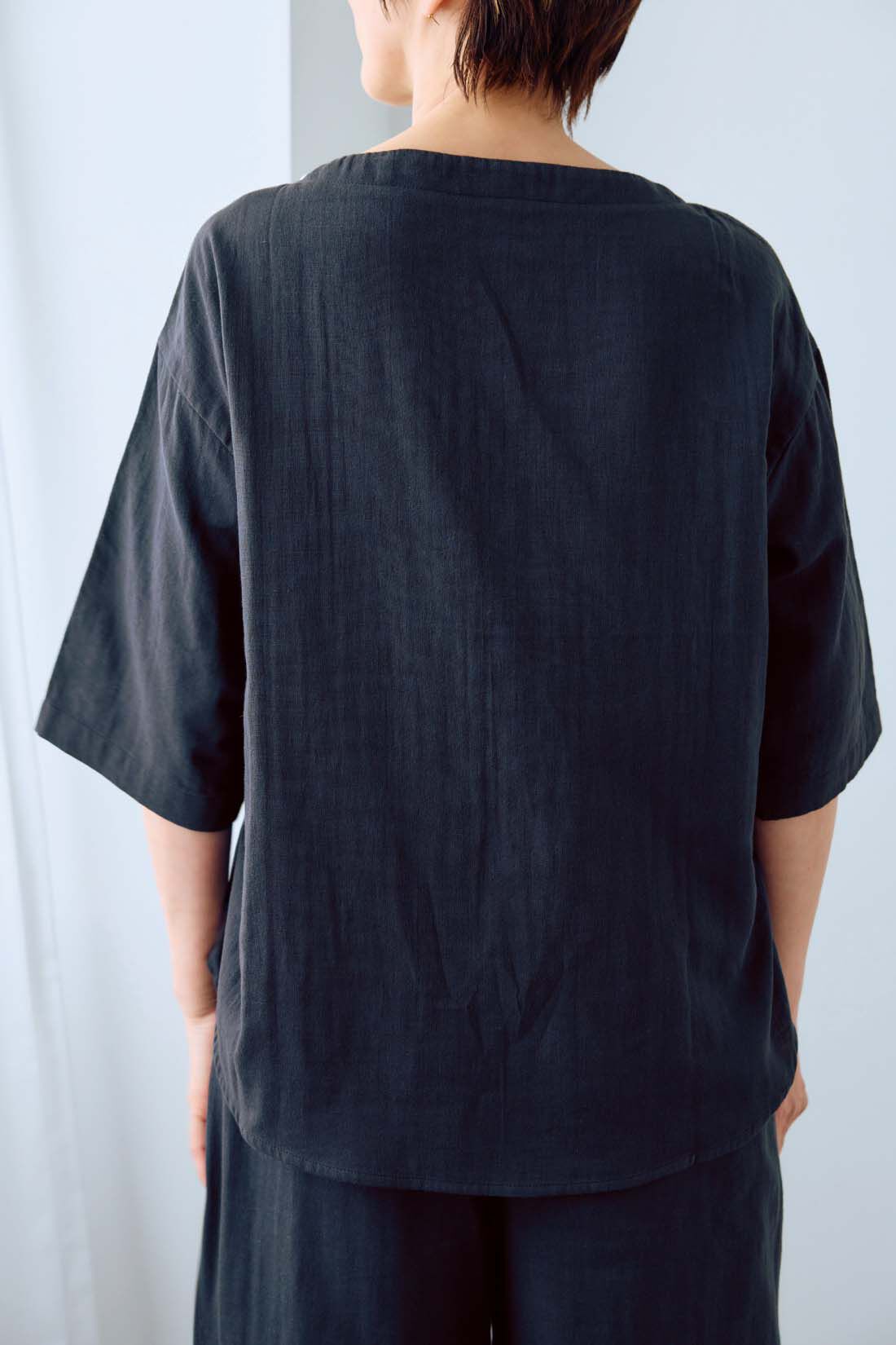 frauglatt［フラウグラット］|【6月分以降お届け】大人の女史会×frauglatt　ほどよい抜け感で自信をまとう 華奢（きゃしゃ）見えダブルガーゼトップス|BACK