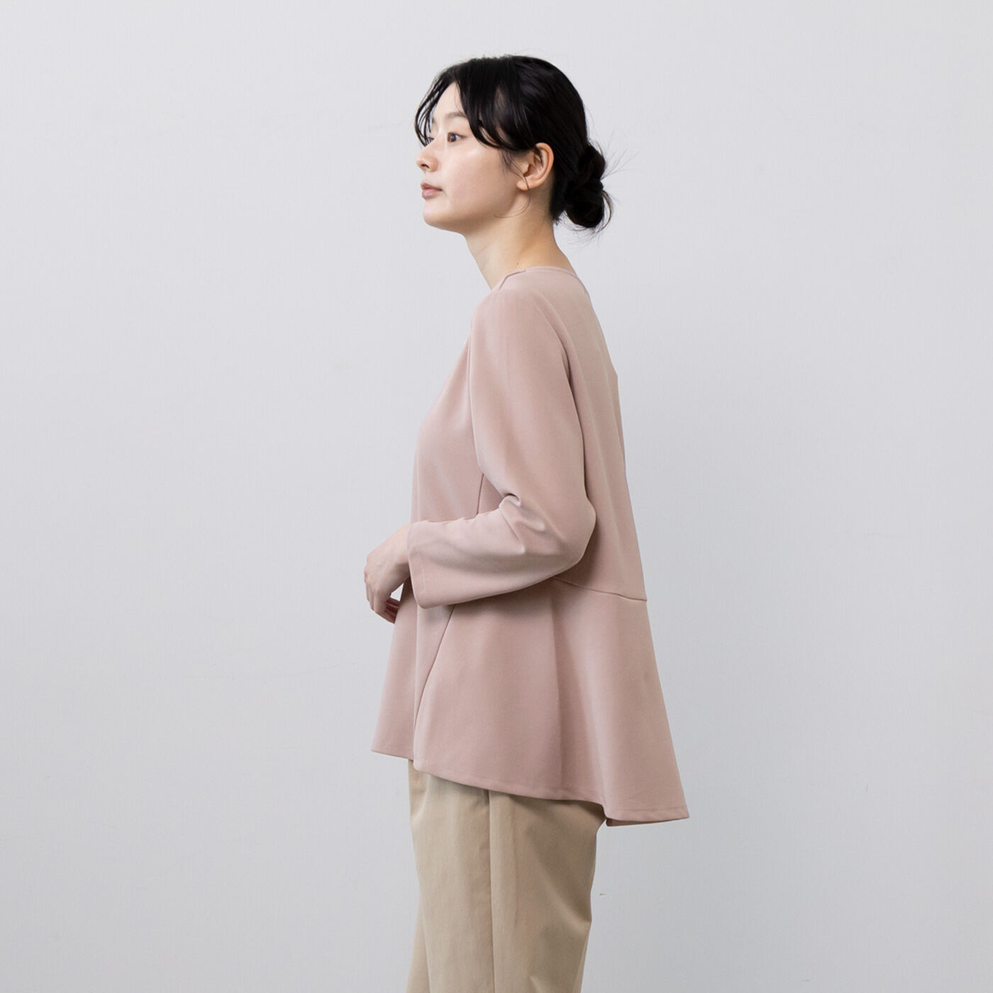 frauglatt|フラウグラット　パールアクセ風ボタンで華やぐ♪ らくちんきれいなひらりトップスの会|前後差のあるひらりペプラムデザインで腰まわりをきれいにカバー。