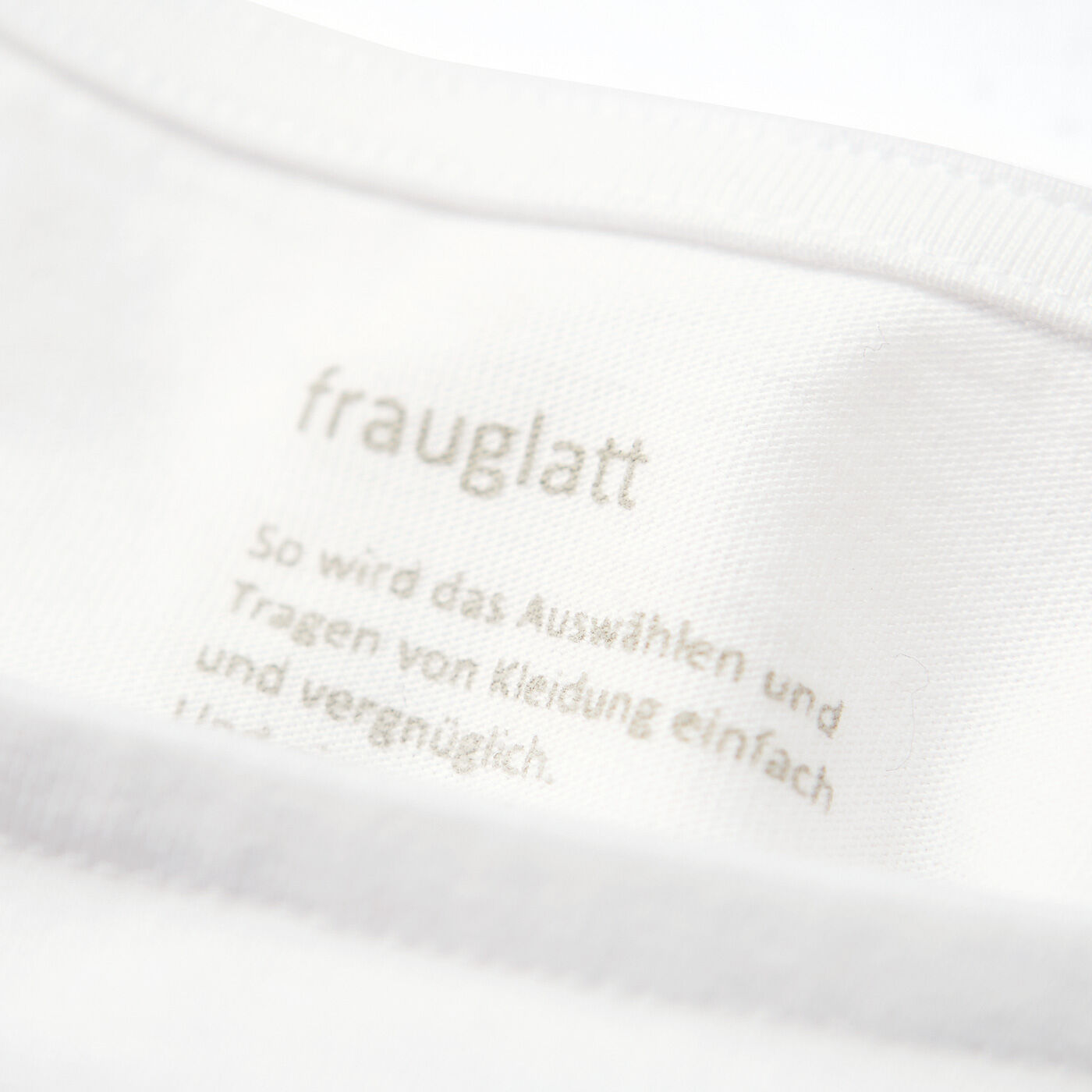 frauglatt|フラウグラット　一枚でさまになる♪ きれいめ綿100％ 涼し袖白Ｔトップス〈抗菌防臭〉 の会|ロゴを直接生地にプリントしているので、ノンストレスな肌当たり。