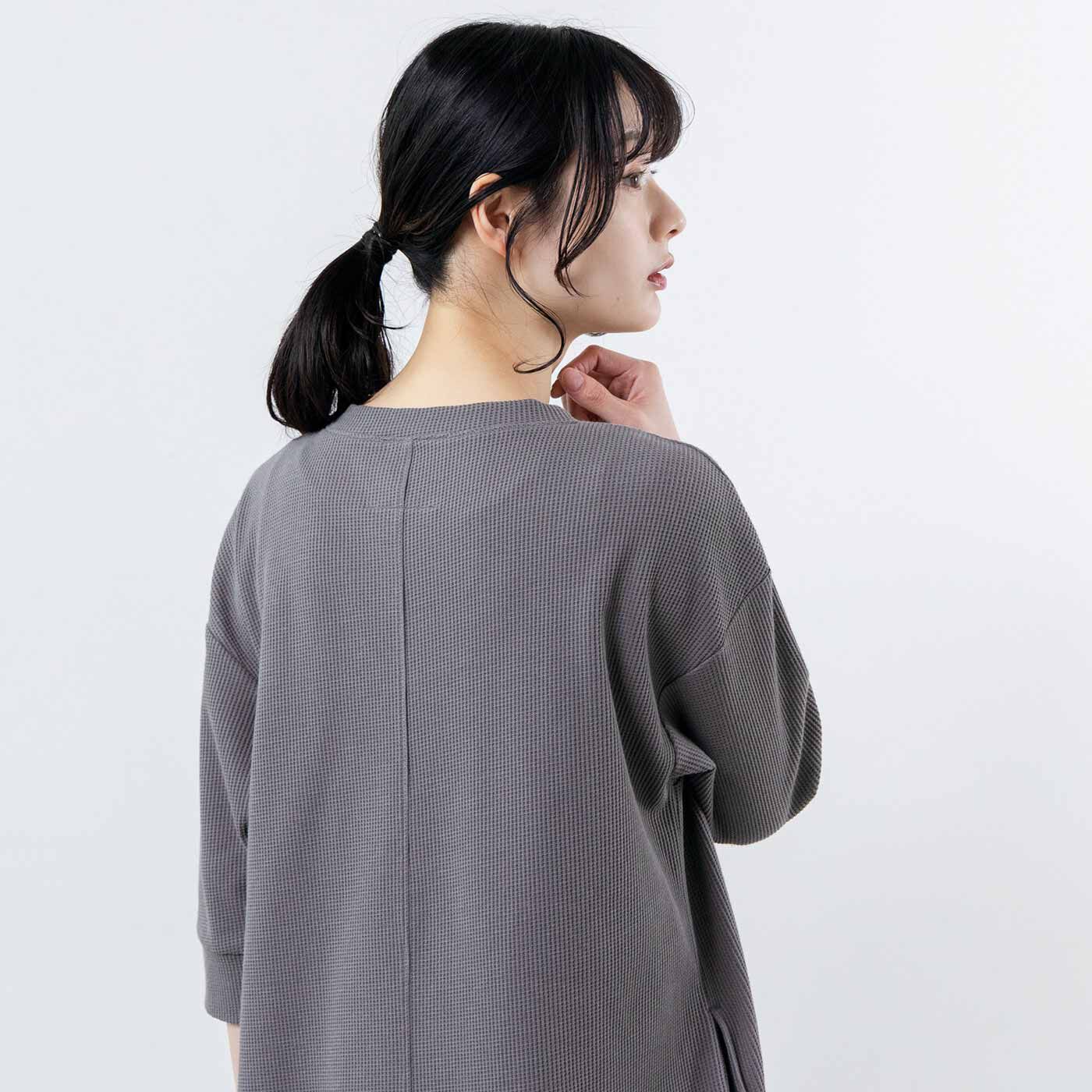 frauglatt［フラウグラット］|フラウグラット 伸びやからくちん♪ 着心地さらりのきれいめワッフルチュニックの会|センター切り替えですっきりきれいな後ろ姿。