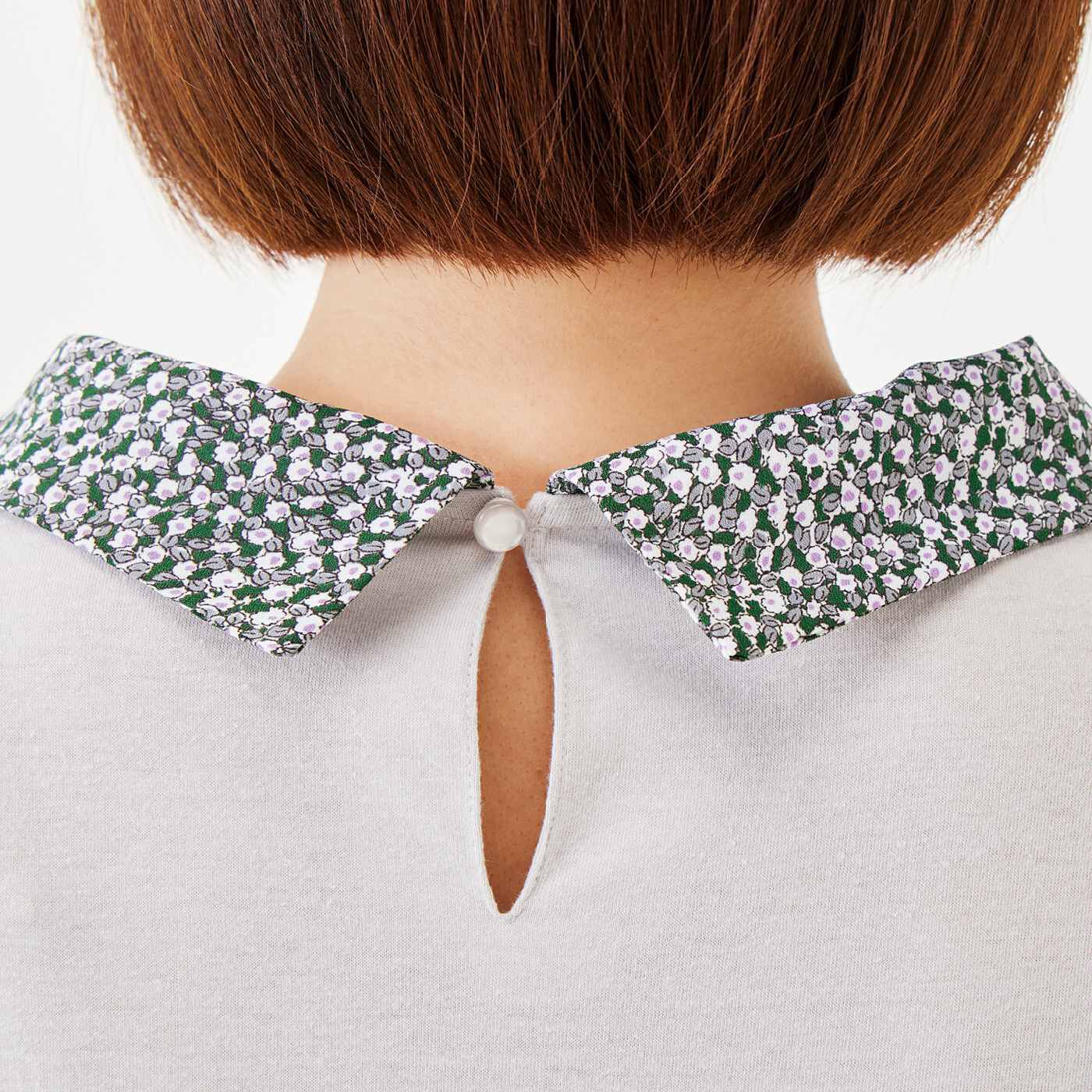 frauglatt［フラウグラット］|フラウグラット　首もと華やか♪ 小花柄衿のきれいめカットソートップス〈吸水速乾〉の会|後ろはスリット開きのボタン仕様。クリアなボタンが涼しげ。