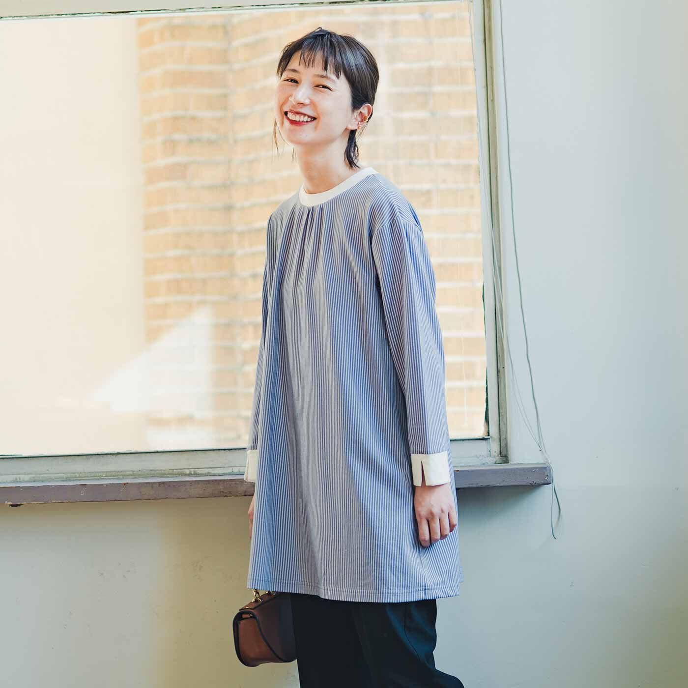frauglatt|フラウグラット　軽やか＆らくちん♪ クレリックシャツみたいな きれい見えカットソーストライプチュニックの会|顔まわりが明るくなるホワイトネック＆ホワイトカフスで清潔感アップ。