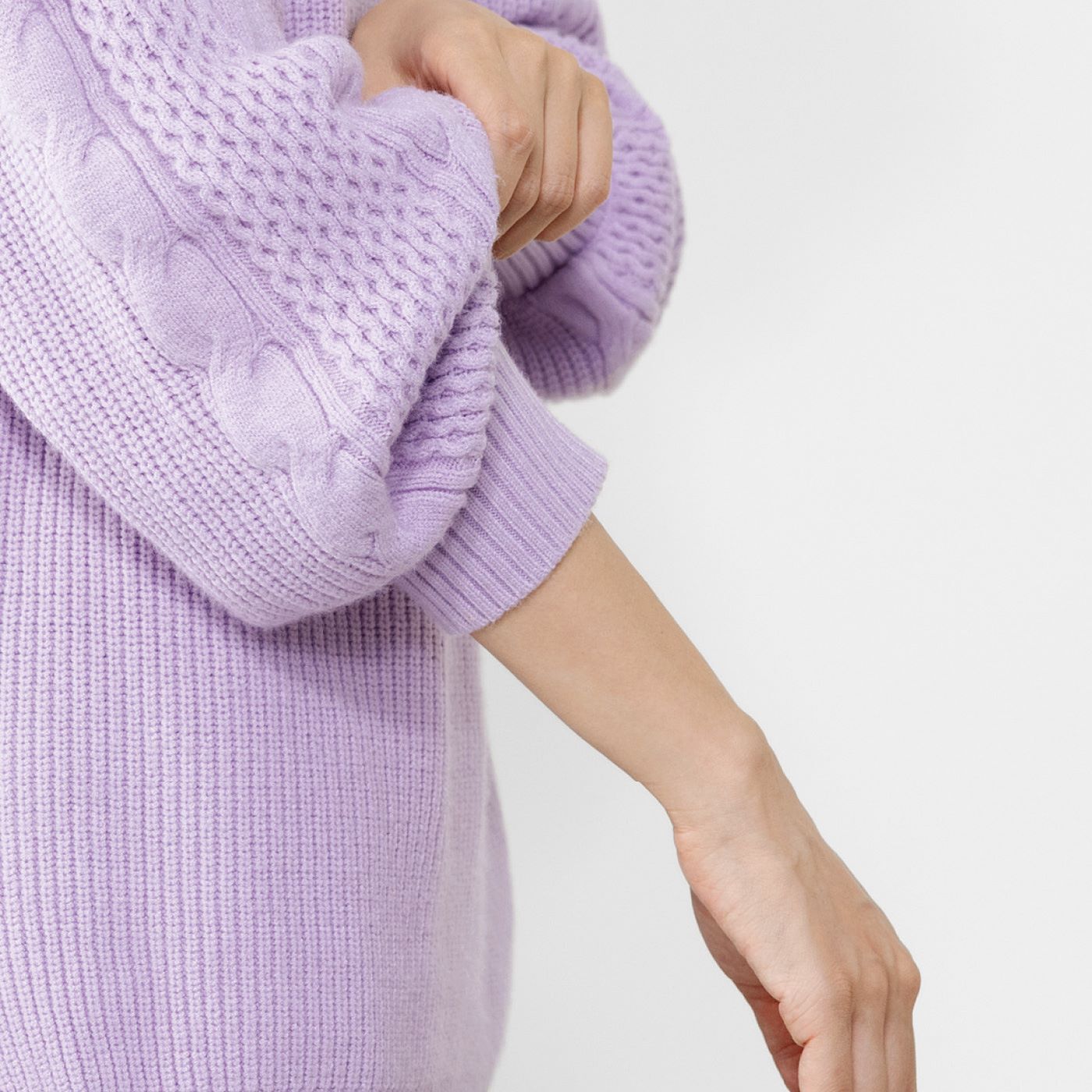 frauglatt|フラウグラット　編み柄ですっきり見え やさしいカラーのふわもっちり ぷっくり袖ニットの会|ボリュームのある袖にはきれいなハニカム＆ケーブル編みをほどこしました。家事の際にはさっと腕まくり。