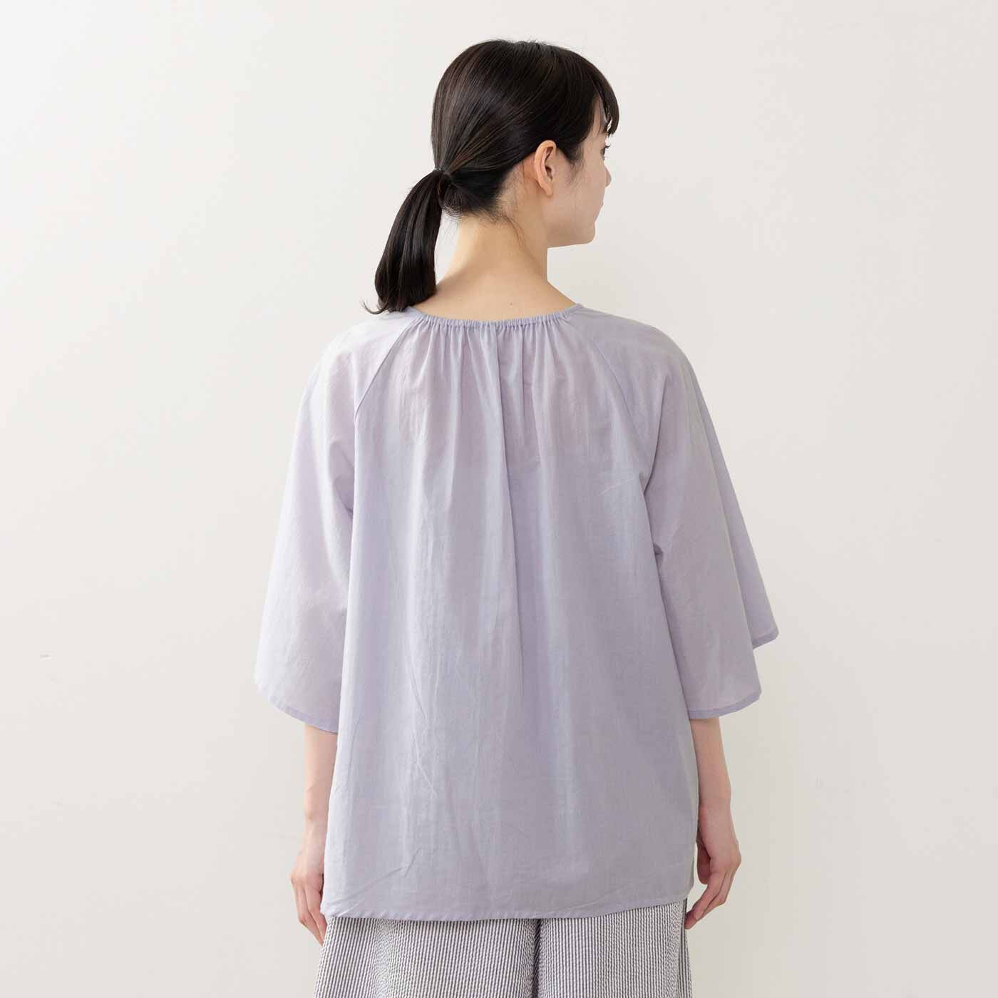 frauglatt［フラウグラット］|フラウグラット 涼やかコットン100％ローン素材の華やかスカラップレーストップスの会|BACK　後ろはレースなしですっきりと。ひじまですっぽり隠れる六分袖。