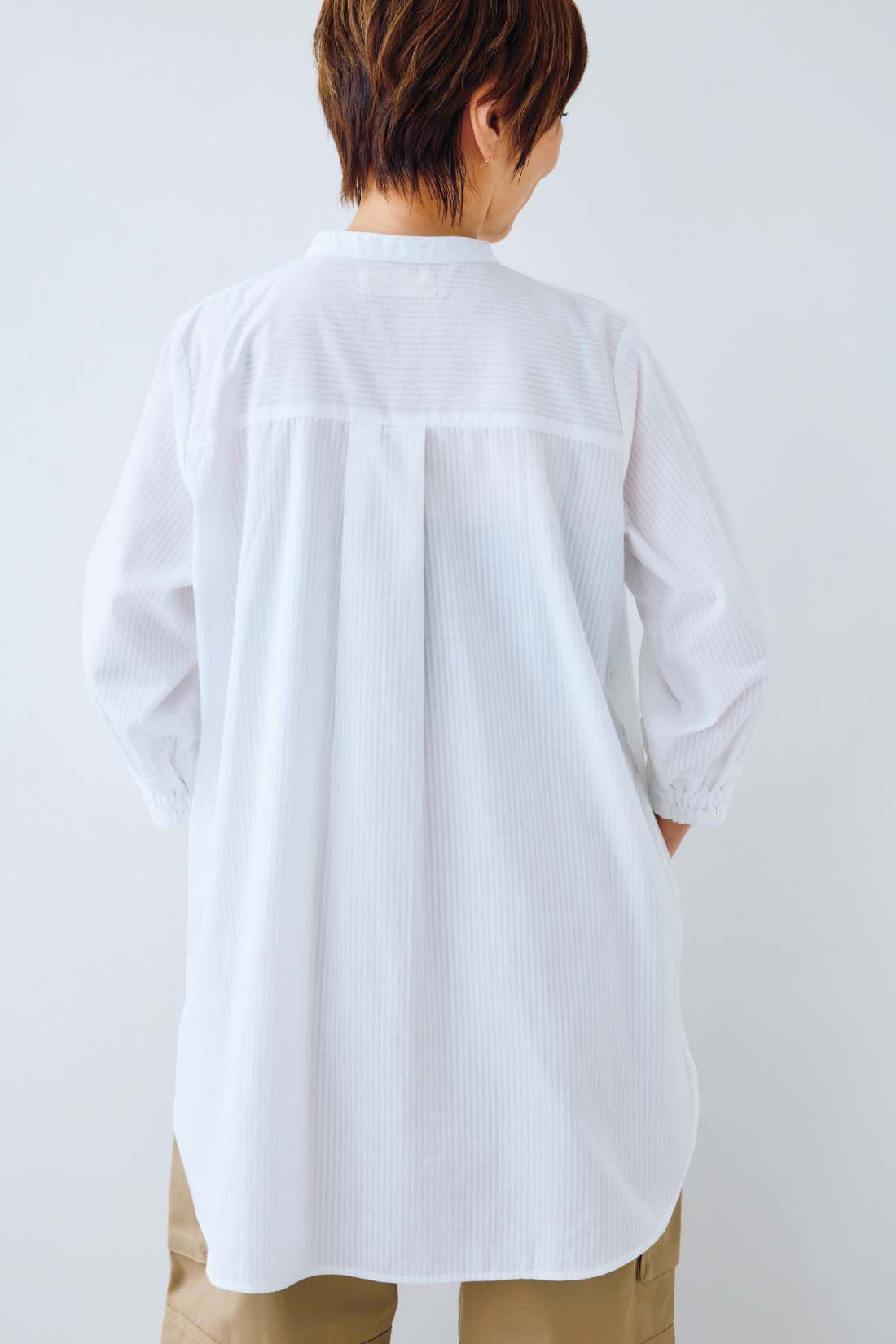 【6月分以降お届け】大人の女史会×frauglatt　顔うつり華やぐブザム切り替え レフ板チュニックシャツ|ミリ単位で位置にこだわったやや下めの切り替えラインが、背中の丸みをナチュラルにカバー。