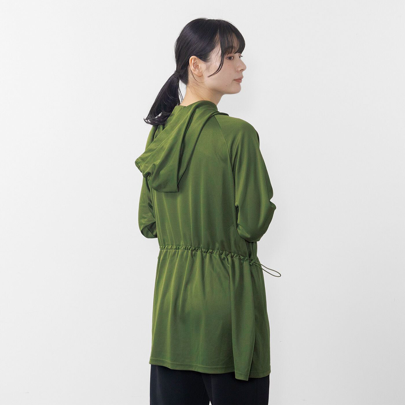 frauglatt［フラウグラット］|フラウグラット　シルエットが楽しめる♪　ラッシュガード素材のスタイルアップロングジップパーカー〈UV対策/吸水速乾〉の会|腕まわりがらくちんなラグランスリーブ。