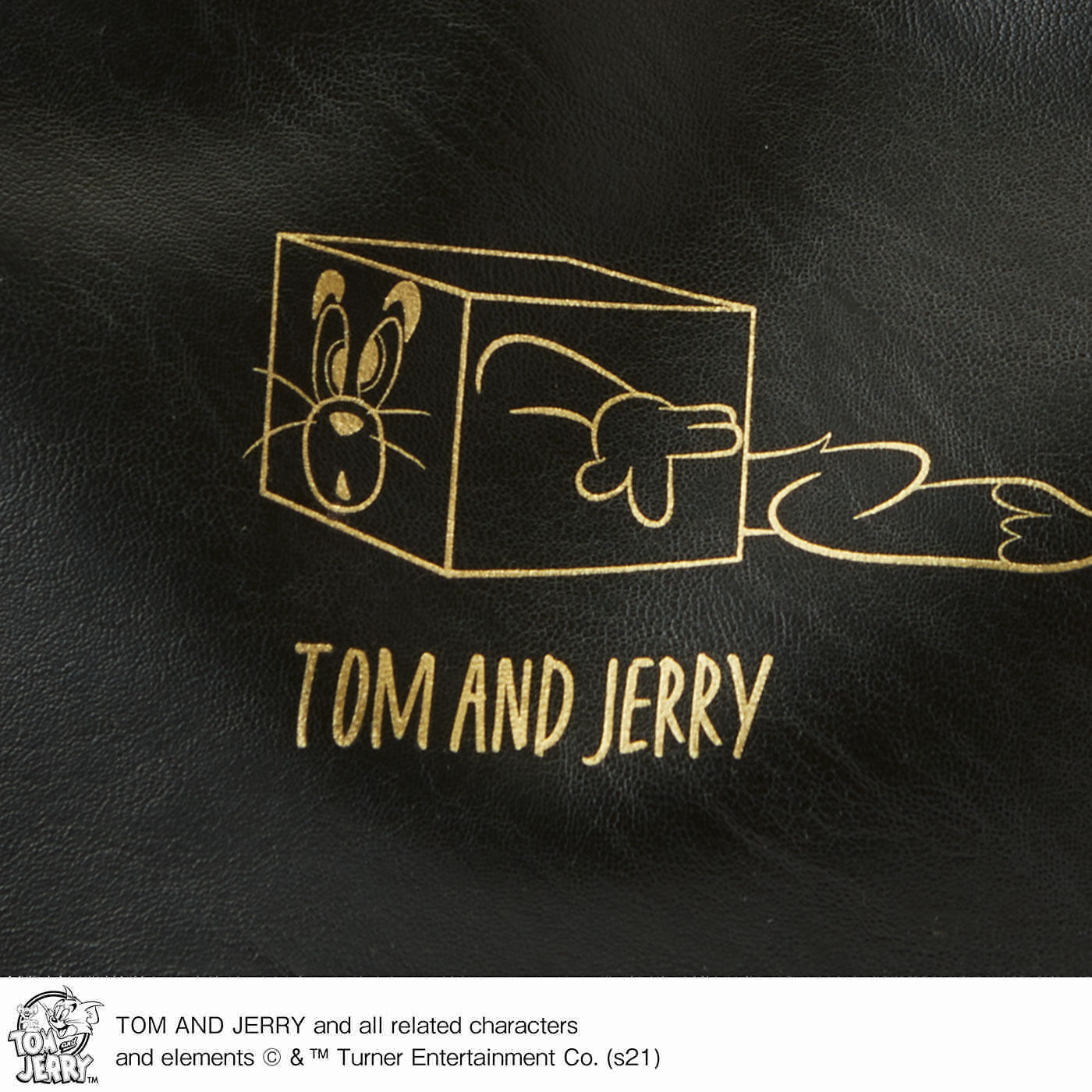 frauglatt|フラウグラット　TOM and JERRY 連れてって 大きめブラックトートバッグ〈トム〉|レザーライクな合成皮革でお手入れらくちん。トムのイラストをゴールドでプリントし、大人っぽく仕上げました。裏面はプリントが入っていないので、シーンに合わせて使えます。いつも一緒のお守り感覚♪