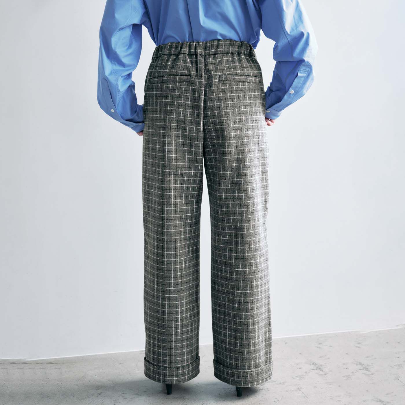 frauglatt|大人の女史会×frauglatt　すそダブル仕上げ風で好バランス 伸びやかチェックパンツの会|わきから後ろゴム仕様でらくちん。高め位置の飾りポケットでヒップもすっきり。