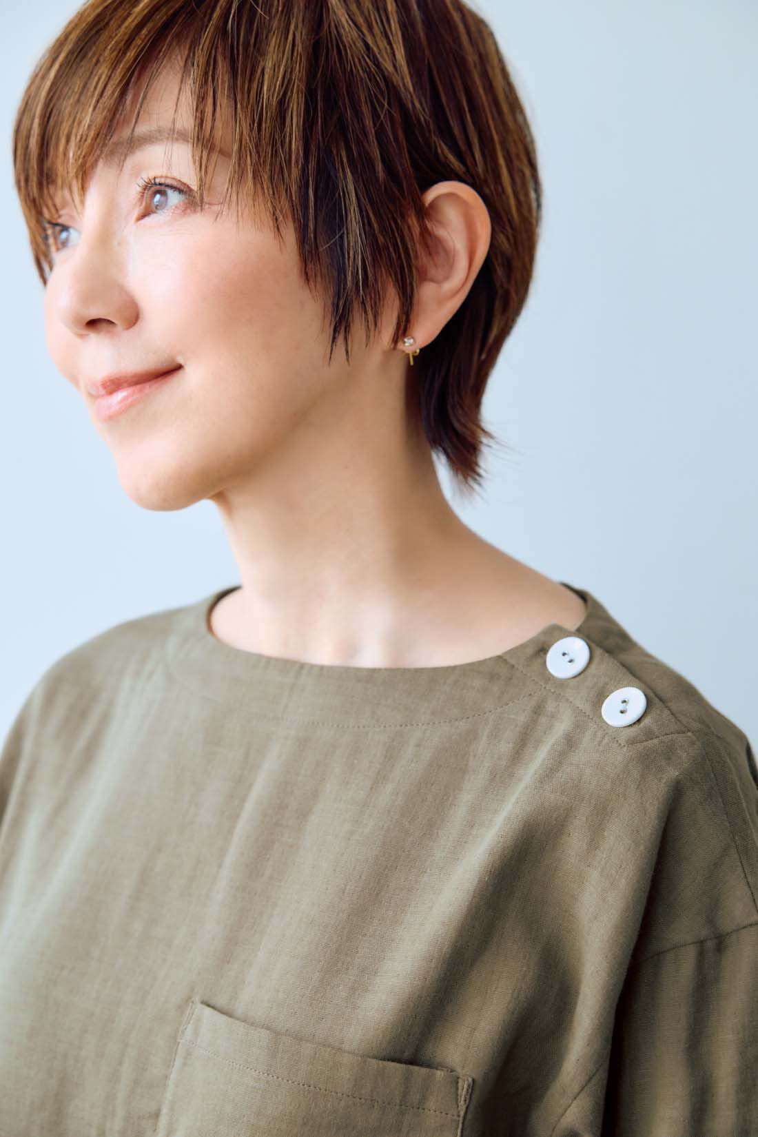 frauglatt［フラウグラット］|【6月分以降お届け】大人の女史会×frauglatt　ほどよい抜け感で自信をまとう 華奢（きゃしゃ）見えダブルガーゼトップス|顔まわりをすっきり見せるシャープなネックラインと、視線を散らす大きめボタンがアクセント。