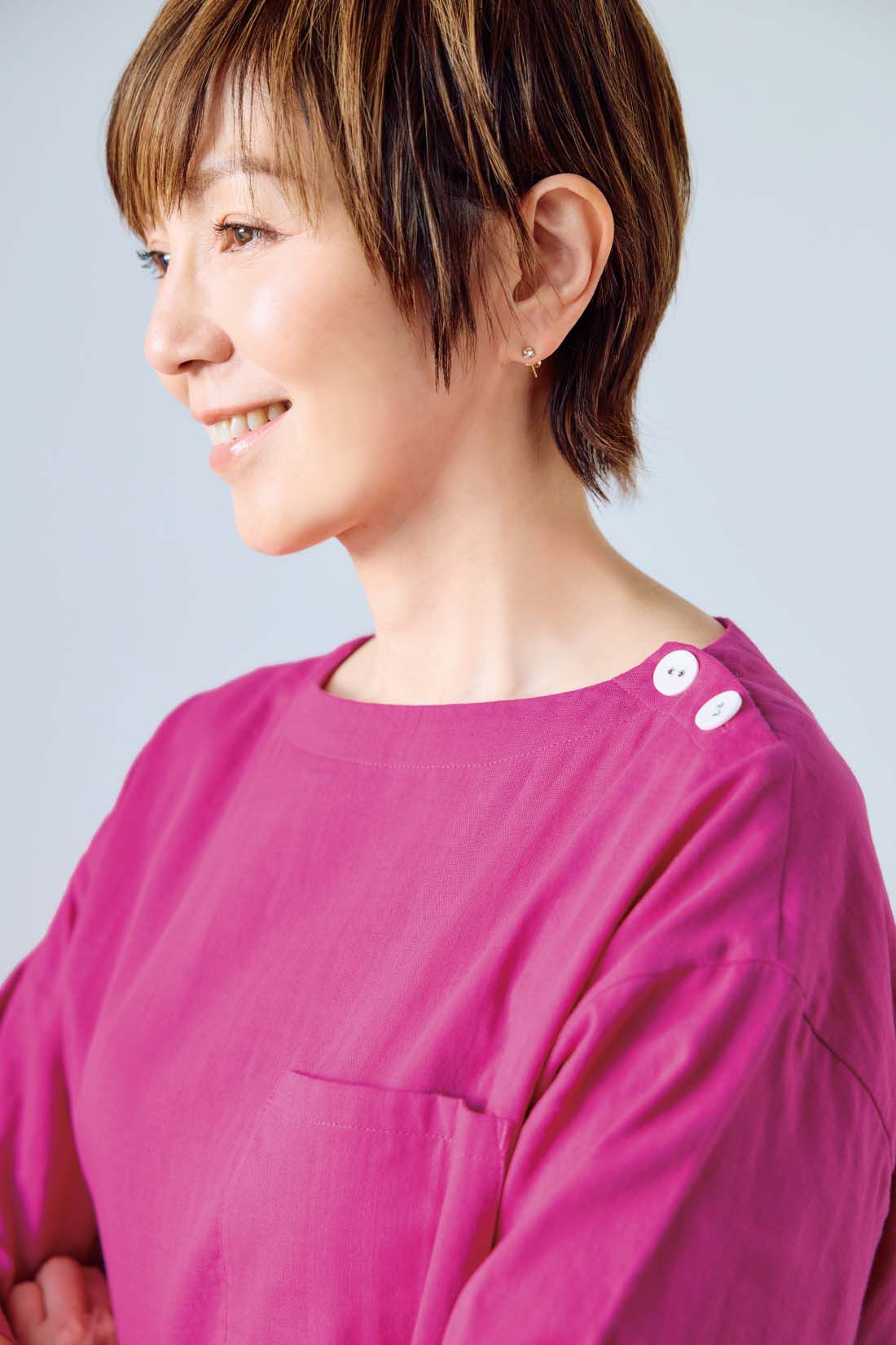 frauglatt［フラウグラット］|【6月分以降お届け】【セット割】大人の女史会×frauglatt　着まわし上手 オールインワン見え ダブルガーゼセットアップ|【トップス】 顔まわりをすっきり見せるシャープなネックラインと、視線を散らす大きめボタンがアクセント。