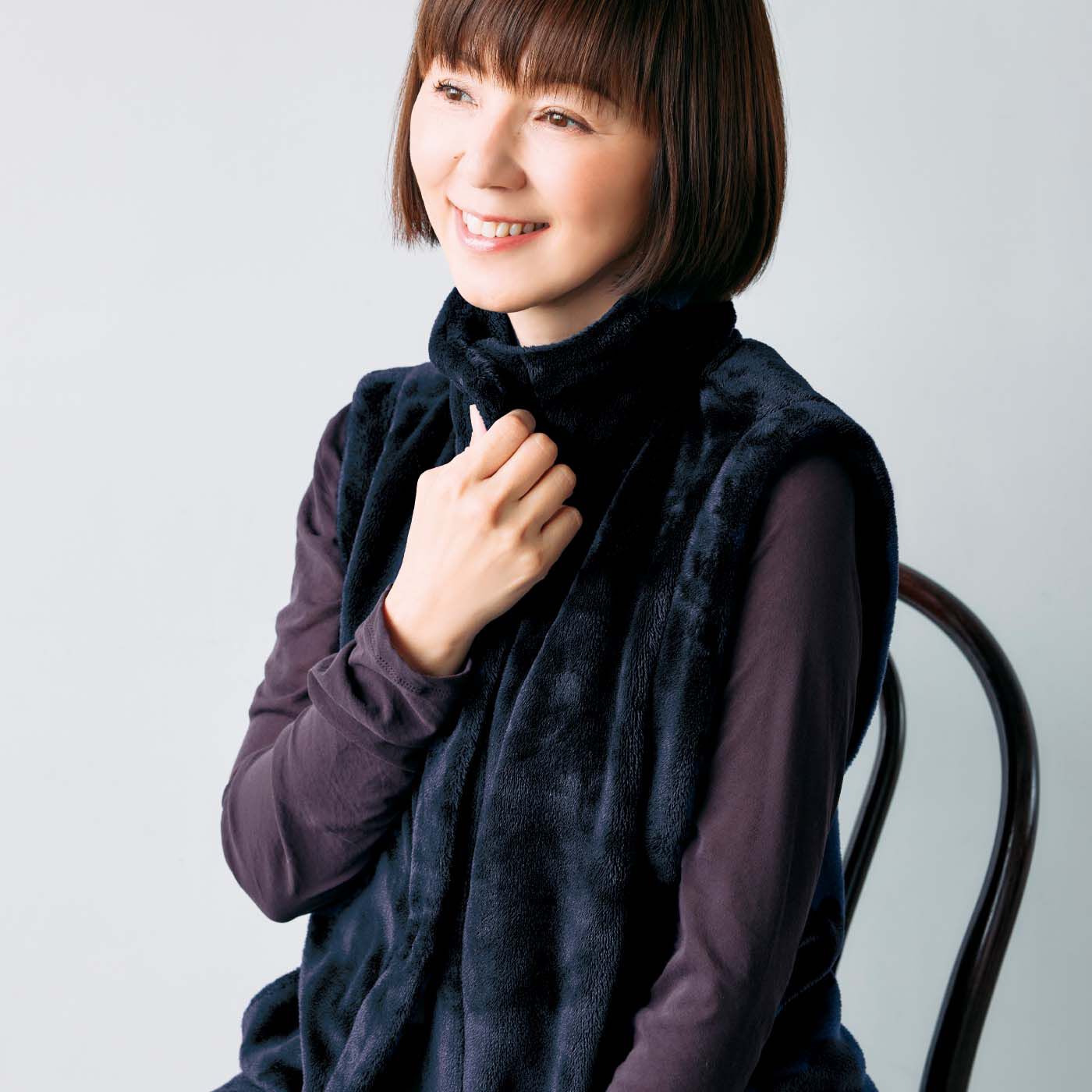 frauglatt|大人の女史会×frauglatt　ハイネック仕上げであったかい 艶（つや）めくとろみボアベスト〈ネイビー〉