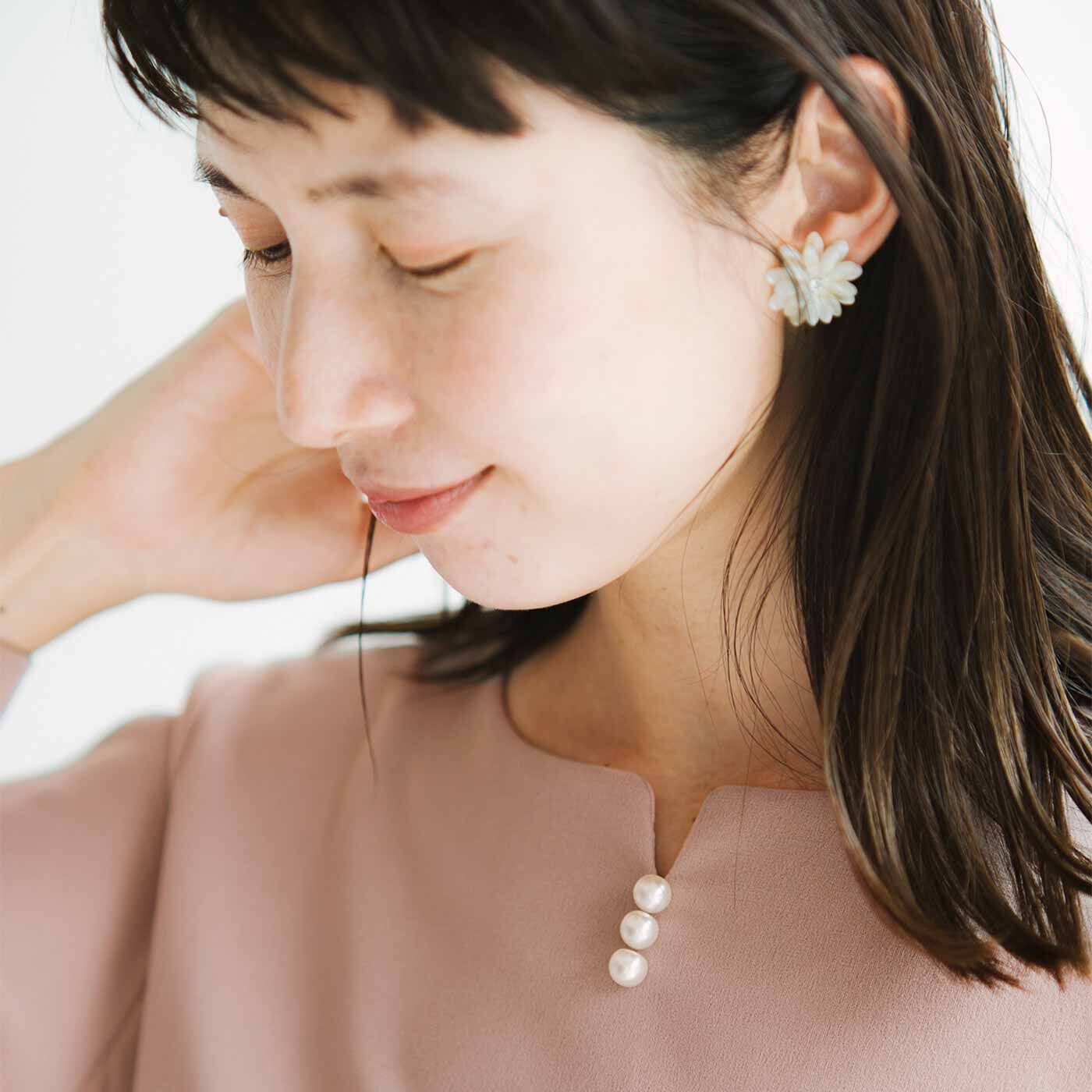 frauglatt|フラウグラット　パールアクセ風ボタンで華やぐ♪ らくちんきれいなひらりトップスの会|首もとの3連パール調の飾りボタンはアクセ級の上品さ。