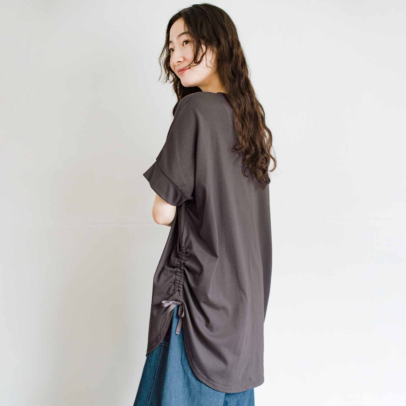 frauglatt［フラウグラット］|フラウグラット どこから見ても好印象♪ ブラウジングで華やかさアップ Vネックチュニック〈吸水速乾〉の会|吸汗速乾加工で汗をかいても快適。両サイドのドロストをしぼってブラウジングすれば、気になる腰まわりを華やかにカバー。