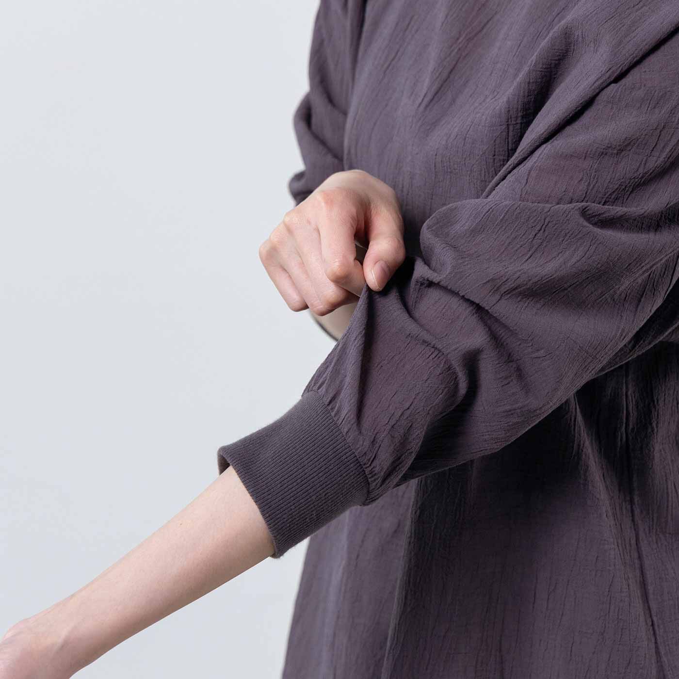 frauglatt|フラウグラット 大人のほんのり透け感 コットン100％軽やか布はくのシアーチュニック|身ごろは布はく素材ですが、ネックまわりと袖口は伸びやかなリブ素材。腕のプッシュアップも簡単。