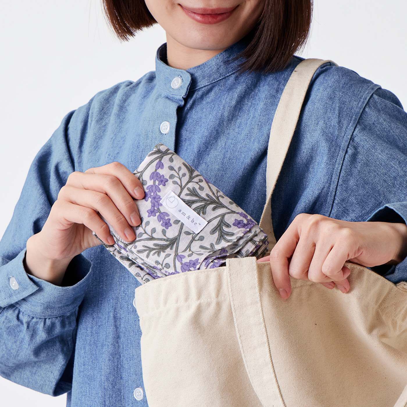am＆be［アンビィ］|ａｍ＆ｂｅ　さっとまとうだけで装い華やぐ　軽やかガーゼストール〈しなやかな草花〉|薄手なので小さく折りたためて持ち運びらくらく。