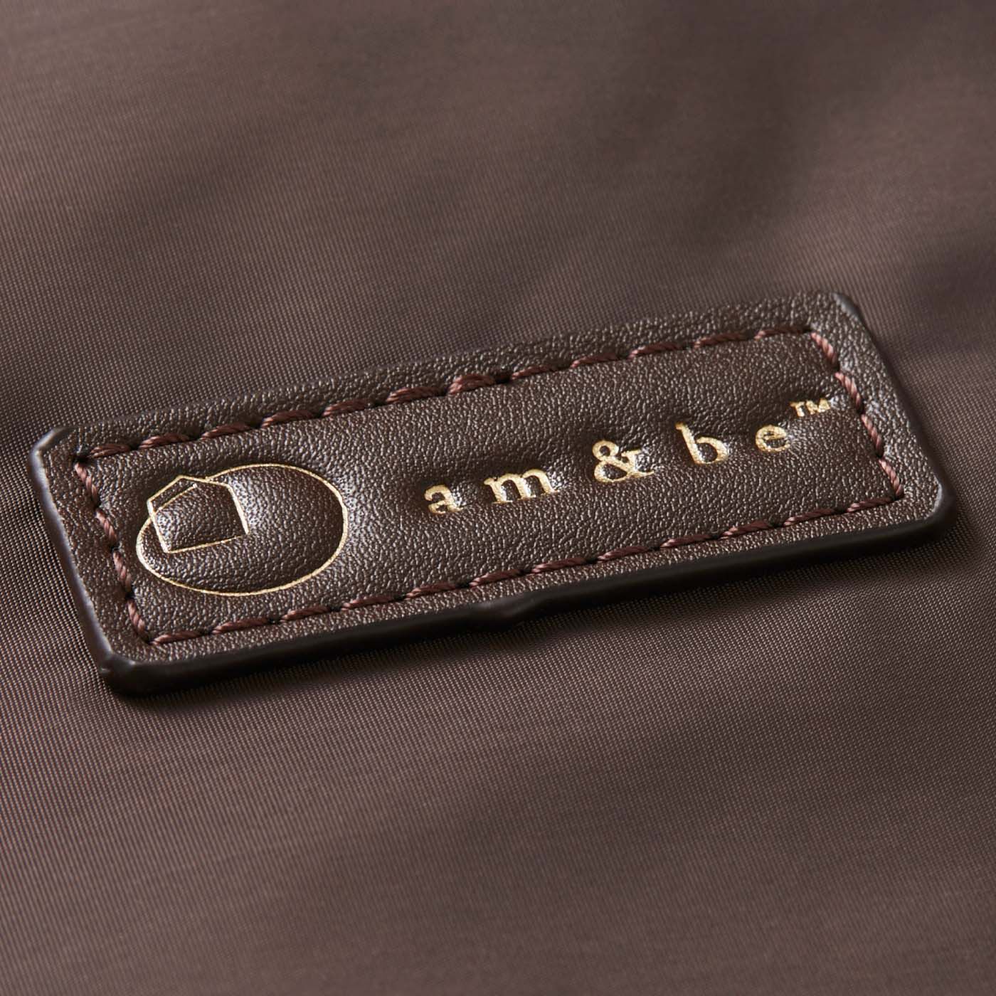 am＆be［アンビィ］|am＆be　ハンガーに掛けたままワードローブまるごとお出かけ ショルダーガーメントバッグ|フロントには上品なワンポイントのロゴが。