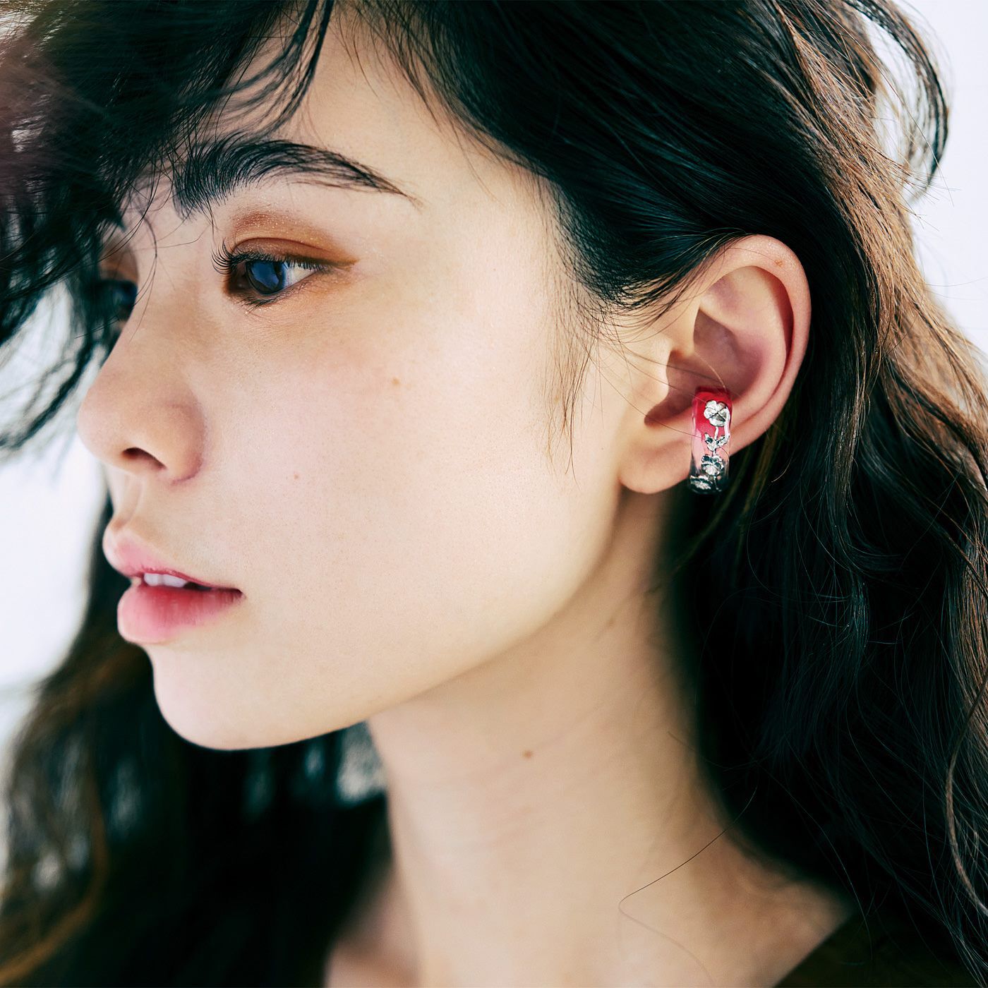 am＆be［アンビィ］|ａｍ＆ｂｅ　きらめくお花を閉じ込めた　金属が肌にふれない　イヤカフにもなるリング〈バイカラー〉の会|イヤカフ遣いで横顔を印象的に演出。