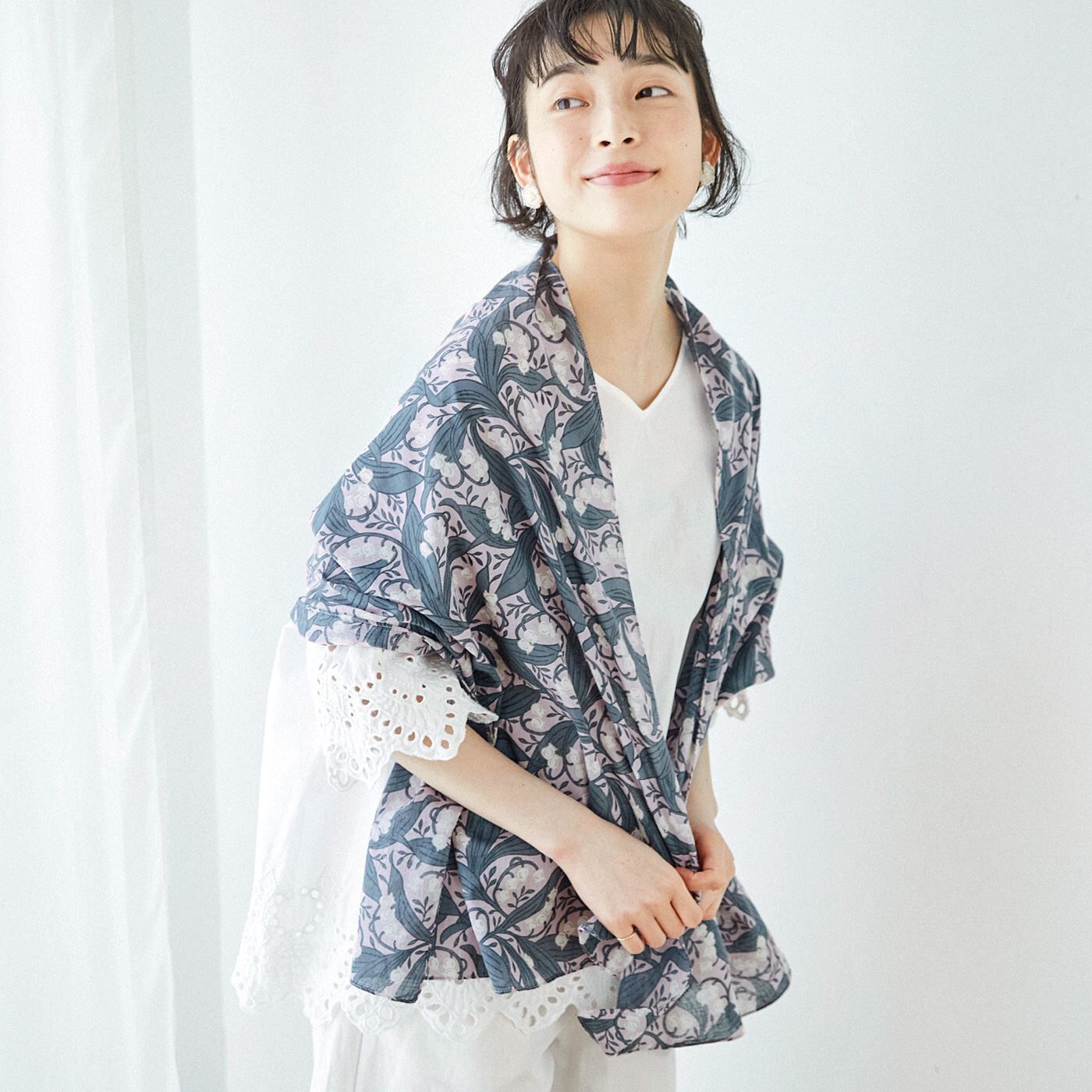 am＆be［アンビィ］|ａｍ＆ｂｅ　さっとまとうだけで装い華やぐ　軽やかガーゼストール〈しなやかな草花〉