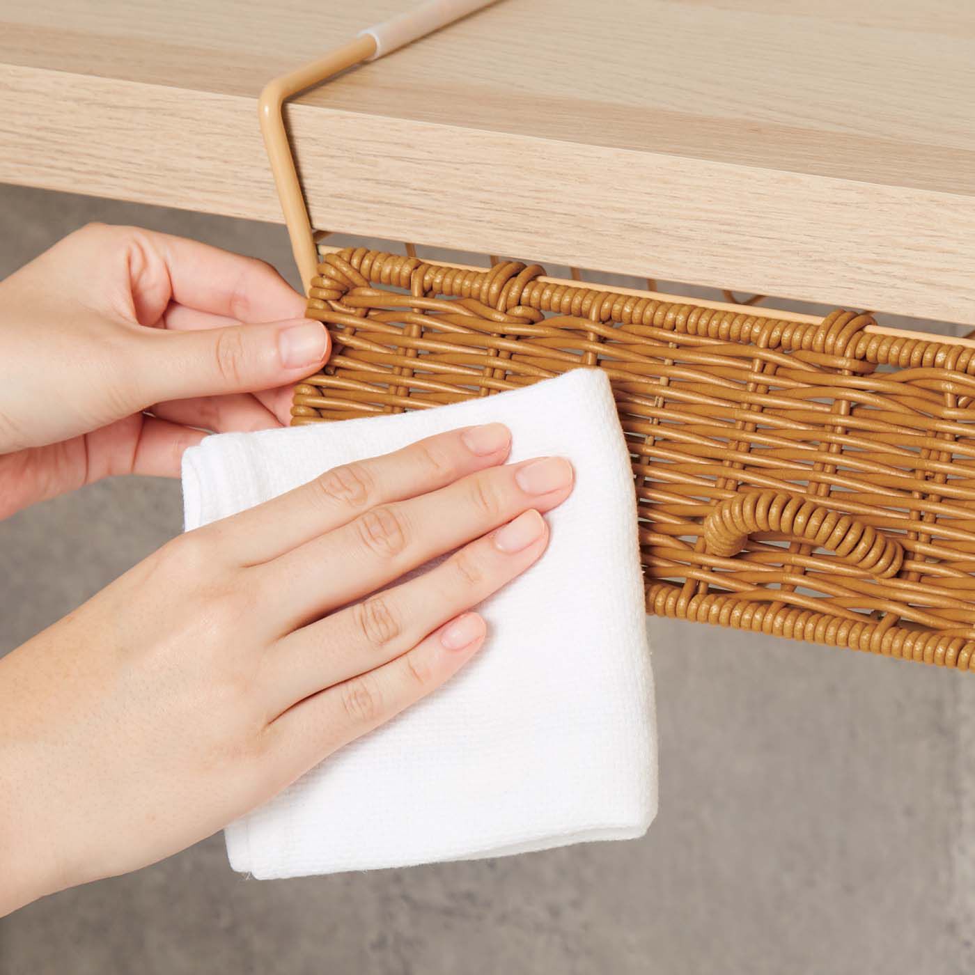 am＆be［アンビィ］|ａｍ＆ｂｅ　ちょい足し収納 扉で目隠しできる差し込みスチールラックの会|扉は汚れたら、さっと水ぶきで清潔をキープ。