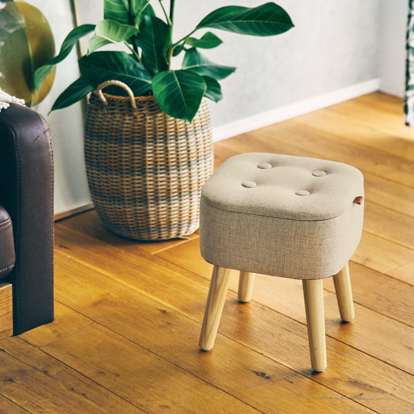 am＆be［アンビィ］|ａｍ＆ｂｅ　ポイポイ入れて目隠し お部屋になじむ収納スツール|インテリアになじむコンパクトなサイズ感。